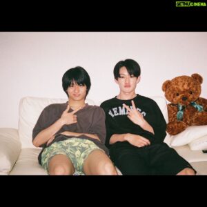 Daiken Okudaira Instagram - だいぶ投稿するのがお久しぶりな気がします。
最高の教師が放送終了してから少し経ちました。
最終回が終わって、いろんな反響がありたくさんの感想とコメントを読ませていただきました。
そして、Huluにて卒業してから2年後の生徒たちの、「拝啓、大人になる貴方へ」が配信されてます。
大人になった3年D組の子達も見てみてください。
いつの日かあげるって言ったオフショットです。

#PR
#最高の教師