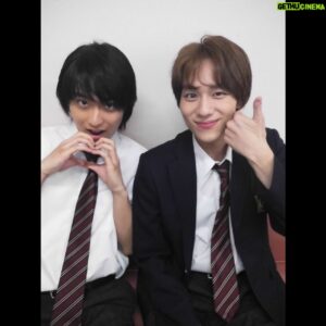 Daiken Okudaira Instagram - だいぶ投稿するのがお久しぶりな気がします。
最高の教師が放送終了してから少し経ちました。
最終回が終わって、いろんな反響がありたくさんの感想とコメントを読ませていただきました。
そして、Huluにて卒業してから2年後の生徒たちの、「拝啓、大人になる貴方へ」が配信されてます。
大人になった3年D組の子達も見てみてください。
いつの日かあげるって言ったオフショットです。

#PR
#最高の教師