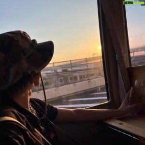 Daiken Okudaira Instagram - 9月12日　火曜日　晴れ
こんにちは。奥平です。
今日は、気づいたら9時くらいになってました。
この日記もあと一週間くらいで終わりですね。
この日記、やるときは結構やる気満々でやるんですけど、後半になってくると自分が今まで何書いたか覚えてなくて、あれ、これ前書いたかも？ってなんてよくわかんなくなっちゃうことがあるんですよね。
なのでもし、今日の内容も、今までの内容も、見るの2回目だよ！ってのがあったらすいません。
多分同じようなことを時が経っても思ってるんだと思います。

いやぁ昨日は日記の写真がなかったじゃないですか？
まぁそもそも毎回日記の写真と呼べるかって感じなんですけど、その日のこととかだと、言えないこととか写真もまだ見せられないよ！ってのが多いので時間差で結構出すことが多いんですけど、今日はなんと、丈太郎くんが写真をくれました。
正直助かります。感謝感激雨霰です。
最高の教師の放送が終わったくらいにもし、オフショット出せれば出したいなと思います。
てな感じでこの写真は、みんなで5話ですかね、みんなで花火をしに行く途中のロケバスでございます。
僕電車とか車とか、基本窓外見てたいんですよね、
なので、いつも外を見てます。
なんか、いつぞやかに柚くんにも「大兼って外ずっと見てるよね」って言われたような気がします。
もし記憶違いだったらすいません。
なんか、街中の看板とか、街の風景だったりとかって見てて飽きないんですよね。
同じ道や場所でも、常に一緒の風景って見られないじゃないですか、その変わっていく姿が多分好きなんだと思います。
意味わかんないこと言ってたらすいません。
でも以外と、外見てるとあっという間に目的地につきますよ。
おすすめです。

てか僕今日気づいたんですけど、今年の夏ずっと行きたいって言ってた水族館行けてないクネ？って思ったんですよね。
まじで忘れてました。
まだまだ間に合うかもしれないので、諦めてはいませんが、イルカのショーとか、鯱と写真を撮るっていうのがもっと真夏にしたかったなと思いまして、自責の念に駆られています。
とりあえず、クランクアップしたら最初のご褒美は水族館に行くことですわ。
まぁ本当にいけるかどうかわからないんですがとりあえず目標です。
生きててこんなにこれだけはやらねばという目標が久しぶりにできました。
そして、ちょいとお知らせなんですが。
この日記毎日やると言っておきながら明日、明後日に諸事情で書けないかもしれません。
もし書けたら書くんですが、今のところ書けるかなーって感じなのでもし投稿がなかったら、そういうことと思っててください。
てな感じで、また書けたらまた明日〜

#PR
#奥平の日記
#photobyジョーの写真