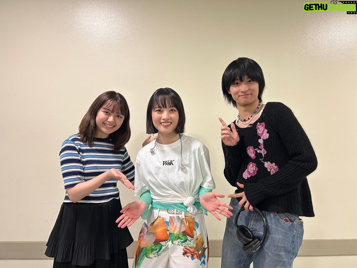 Daiken Okudaira - 9.4K Likes - 6/30 金曜日 曇り
こんばんは。奥平です。
いやぁ、もう夏ですね。
信じられないくらい暑いですね。
そろそろ蝉の鳴き声も聞こえて来るようになるのでしょうか。
道端の花壇など見ると蜂がいたりして、夏を感じますが、ちょっと勘弁してほしいところもあります。
一昨日なのですが、映画「君は放課後インソムニア」の主題歌を担当してくださったTOMOOさんの東京公演がありまして、お邪魔させていただきました。
凄くかっこよかったです。
普段から、TOMOOさんの曲は聴かせて頂いてましたが、やっぱり生で聞くと全然違いました。
綺麗な歌声から出てくる力と、曲から感じるそれぞれの雰囲気を実感できて、気づいたらライブが終わってました。
こんなにも元気をもらえる曲を聞いたのは久しぶりで、感動しました。
主題歌の「夜明けの君へ」の演奏の時、歌詞を聞きながら、曲を聞きながら、撮影してた時を思い出せて、とても素敵な曲です。
まだ聞いたことない方は是非聴いてみてください。
とっても素敵な曲です。
映画も今日で公開して一週間が経ちます。
皆さんのご感想を見させて頂いてます。
そういえば、撮影してた時に撮っていた写真を見返してて、花火の写真があるのですが、今年はとても花火が見たくなりました。
だんだん規制も緩和されてきて、今年こそは東京で花火大会を見れたりするのですかね。
手持ち花火でもいいから今年は夏っぽいことをできたら嬉しいです。夏祭りとか行きたいですね。
皆さんも今年の夏にやりたいことはありますか?😎
#PR
#奥平大兼
#okudaira#daiken
@tomoo_ssw