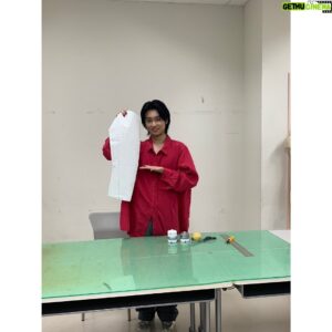 Daiken Okudaira Instagram - 12月30日　土曜日
こんにちは。奥平です。
27日にワンダーハッチの3話と4話が配信されました。
みなさん見ていただけたでしょうか。
1話2話でアニメパートでしたが本格的に3話4話で実写パートになってきます。
本格的にアクタを探す冒険のようになってきました。
アクションシーンもあって見どころも増えてくると思います。
来週からは一話づつの配信になりますが、これからの展開も楽しみにしてください。

気づけば今年ももう終わりますね。
今年も本当にありがとうございました。
最初に公開されたのは「あつい胸騒ぎ」ですね
僕にとって今でも大切な作品です。
まぁ全部大切なんですが、色んな意味で成長させてくれた作品という意味でとても思い出深く残ってます。
次は「ネメシス」ですね。
ドラマの続きの映画として、一年ぶりにチームネメシスに会いました。
みんなに大きくなったねっていわれて少し成長を感じました。
次は「village 」ですね。
この作品もとても僕にとって嬉しい出会いがあった作品でした。
先輩の横浜流星さんをはじめ藤井監督やその他の演者さんなど、刺激が多かったのを今でも覚えてます。
お世話になったプロデューサーの河村さんとの2回目の作品でもあります。
次は「君は放課後インソムニア」ですね。
僕にとって初めての主演映画でした。
七菜ちゃんとも2回目の共演で、撮影もとっても楽しかったです。
たまに撮影中の写真を見返すこともあります。
七菜ちゃんをはじめキャストのみんな、そして、池田監督やスタッフさんのおかげでこの前TAMA映画祭で賞を頂くことができました。
次はドラマの「最高の教師」です。
いやぁこの作品もたくさん思い出があります。
星崎という役を演じてたのがとっても楽しかったです。
そして今振り返ると、僕の大好きな人達に囲まれてお芝居してた現場だなと思います。
そして、今でも遊ぶような友達もできました。
また数年後見返したいなと思える作品です。
そして、最後に「ワンダーハッチ」ですね。
これもほんと楽しかったです笑
こう考えると全部楽しかったですわ。
初のファンタジー作品で、アクションもあり、タイムの役どころも今まで演じてこなかったような役でした。
色んな挑戦を四ヶ月間の撮影でしてたと思います。
公開した作品で言うと、こんな感じでしょうか。
まだ言えないですが、今年はもちろん撮影もしてたので、まだまだ色んな出会いがありました。
言えるものだと、「PLAY」ですね。
撮影してたのは今年の一月だったので、記憶が新しいです。
初のeスポーツを題材にした映画ということで、ゲーム好きの私からしたらとても楽しかった作品です。
詳しい話は来年にとっておきたいと思います。
そのほかの作品も時期に情報解禁されるのをお楽しみ待っていてくれると嬉しいです。
あと！、僕の中のビッグイベントの中に装苑さんでテーラードジャケットを作るという企画をやらせていただきました。
とっても夢のような時間でした。
パターンの引きかたやお洋服のことについて教えてくださったscyeの宮原さん、そして裁断や裁縫はどの技術も教えてくださった足立先生も本当に感謝の気持ちでいっぱいです。
ジャケットができてく過程を是非みなさんにも見てほしいので、見てない方がいらしたら是非見てほしいです。
改めて、僕と出会ってくれた方々、心の底から本当にありがとうございます。
そして、普段応援していただいてる方々もありがとうございました。
来年の抱負ですが、正直特にありません。
いつも通り自分にできることを頑張ります。
また2024年も引き続きよろしくお願いします。
とりあえず2023年おつかれ！