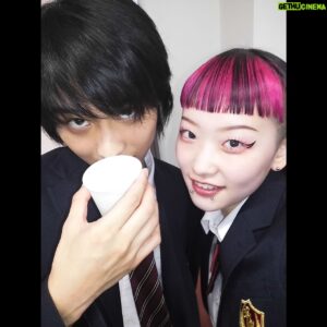 Daiken Okudaira Instagram - だいぶ投稿するのがお久しぶりな気がします。
最高の教師が放送終了してから少し経ちました。
最終回が終わって、いろんな反響がありたくさんの感想とコメントを読ませていただきました。
そして、Huluにて卒業してから2年後の生徒たちの、「拝啓、大人になる貴方へ」が配信されてます。
大人になった3年D組の子達も見てみてください。
いつの日かあげるって言ったオフショットです。

#PR
#最高の教師