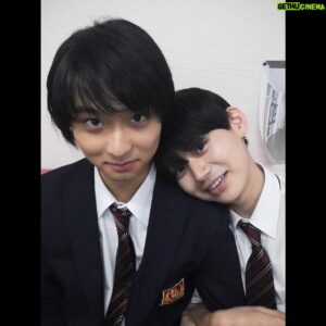 Daiken Okudaira Instagram - だいぶ投稿するのがお久しぶりな気がします。
最高の教師が放送終了してから少し経ちました。
最終回が終わって、いろんな反響がありたくさんの感想とコメントを読ませていただきました。
そして、Huluにて卒業してから2年後の生徒たちの、「拝啓、大人になる貴方へ」が配信されてます。
大人になった3年D組の子達も見てみてください。
いつの日かあげるって言ったオフショットです。

#PR
#最高の教師