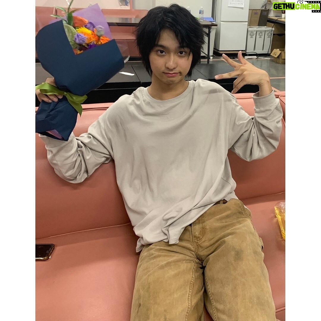 Daiken Okudaira - 20.7K Likes - 12月30日 土曜日
こんにちは。奥平です。
27日にワンダーハッチの3話と4話が配信されました。
みなさん見ていただけたでしょうか。
1話2話でアニメパートでしたが本格的に3話4話で実写パートになってきます。
本格的にアクタを探す冒険のようになってきました。
アクションシーンもあって見どころも増えてくると思います。
来週からは一話づつの配信になりますが、これからの展開も楽しみにしてください。
気づけば今年ももう終わりますね。
今年も本当にありがとうございました。
最初に公開されたのは「あつい胸騒ぎ」ですね
僕にとって今でも大切な作品です。
まぁ全部大切なんですが、色んな意味で成長させてくれた作品という意味でとても思い出深く残ってます。
次は「ネメシス」ですね。
ドラマの続きの映画として、一年ぶりにチームネメシスに会いました。
みんなに大きくなったねっていわれて少し成長を感じました。
次は「village 」ですね。
この作品もとても僕にとって嬉しい出会いがあった作品でした。
先輩の横浜流星さんをはじめ藤井監督やその他の演者さんなど、刺激が多かったのを今でも覚えてます。
お世話になったプロデューサーの河村さんとの2回目の作品でもあります。
次は「君は放課後インソムニア」ですね。
僕にとって初めての主演映画でした。
七菜ちゃんとも2回目の共演で、撮影もとっても楽しかったです。
たまに撮影中の写真を見返すこともあります。
七菜ちゃんをはじめキャストのみんな、そして、池田監督やスタッフさんのおかげでこの前TAMA映画祭で賞を頂くことができました。
次はドラマの「最高の教師」です。
いやぁこの作品もたくさん思い出があります。
星崎という役を演じてたのがとっても楽しかったです。
そして今振り返ると、僕の大好きな人達に囲まれてお芝居してた現場だなと思います。
そして、今でも遊ぶような友達もできました。
また数年後見返したいなと思える作品です。
そして、最後に「ワンダーハッチ」ですね。
これもほんと楽しかったです笑
こう考えると全部楽しかったですわ。
初のファンタジー作品で、アクションもあり、タイムの役どころも今まで演じてこなかったような役でした。
色んな挑戦を四ヶ月間の撮影でしてたと思います。
公開した作品で言うと、こんな感じでしょうか。
まだ言えないですが、今年はもちろん撮影もしてたので、まだまだ色んな出会いがありました。
言えるものだと、「PLAY」ですね。
撮影してたのは今年の一月だったので、記憶が新しいです。
初のeスポーツを題材にした映画ということで、ゲーム好きの私からしたらとても楽しかった作品です。
詳しい話は来年にとっておきたいと思います。
そのほかの作品も時期に情報解禁されるのをお楽しみ待っていてくれると嬉しいです。
あと!、僕の中のビッグイベントの中に装苑さんでテーラードジャケットを作るという企画をやらせていただきました。
とっても夢のような時間でした。
パターンの引きかたやお洋服のことについて教えてくださったscyeの宮原さん、そして裁断や裁縫はどの技術も教えてくださった足立先生も本当に感謝の気持ちでいっぱいです。
ジャケットができてく過程を是非みなさんにも見てほしいので、見てない方がいらしたら是非見てほしいです。
改めて、僕と出会ってくれた方々、心の底から本当にありがとうございます。
そして、普段応援していただいてる方々もありがとうございました。
来年の抱負ですが、正直特にありません。
いつも通り自分にできることを頑張ります。
また2024年も引き続きよろしくお願いします。
とりあえず2023年おつかれ!
