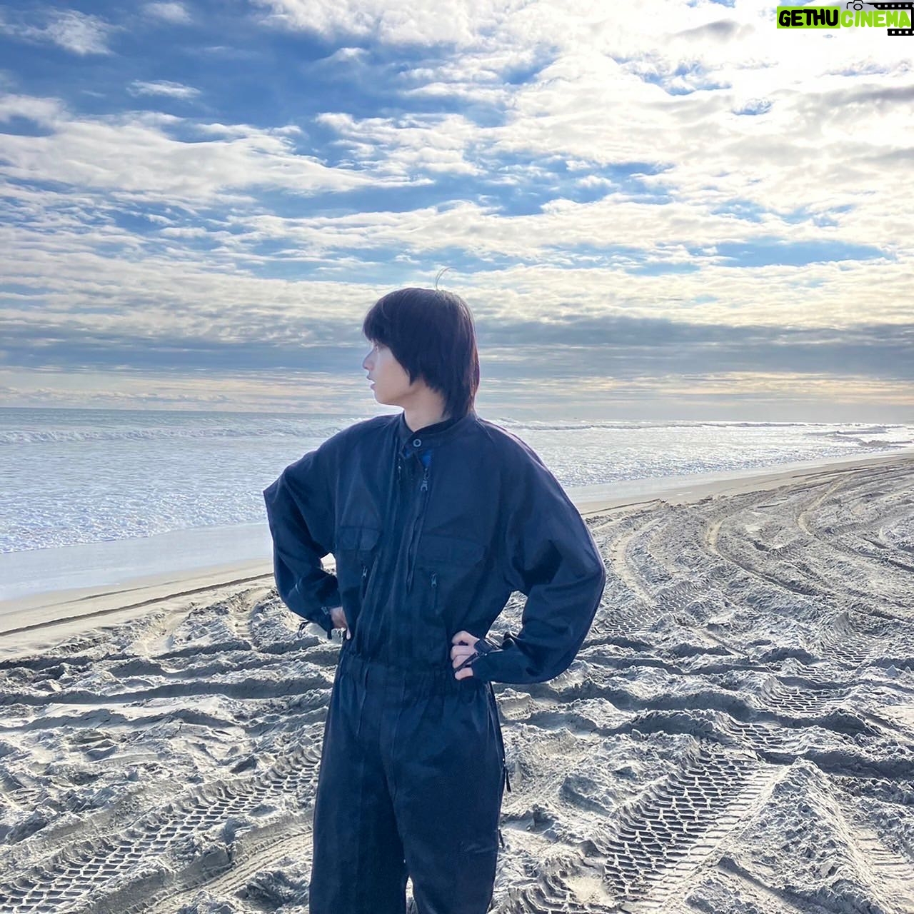 Daiken Okudaira - 8.7K Likes - 12/31 大晦日
どーやら、2022年とは今日でお別れみたいです。
さいなら。
今年は、体感すごく長かったです。
今までで一番長い一年でした。
思い返すと、いっぱい撮影した一年でした。
いろんな人と出会えて、いろんな人と再会できて。
大変なこともいっぱいあったけどそれも含めて。
良い年でした。
今年出会った人と来年も会いたいなー。
来年は、公開する作品がたくさんあります。
どうか、来年はその作品をいろんな方々に見届けて欲しいです。
正直まだ2023年の目標とか決めてないんですけど、近いうちに決めたいと思います。
とりあえず、今年も本当にありがとうございました。
応援してくれる皆様、そして、スタッフさんや監督やプロデューサーさん、他にもいろんな方々に支えられました。
感謝です。ほんとに大好きです。
また、2023年でお会いしましょう。
😎
#2022年も頑張りました
#サヨウナラのその前に
#卒業式に、神谷歌子がいない
#ネメシス
#village
#君は放課後インソムニア
#ワンダーハッチ
#いっぱいお芝居しました
#2023年も頑張ります
#奥平大兼
#PR