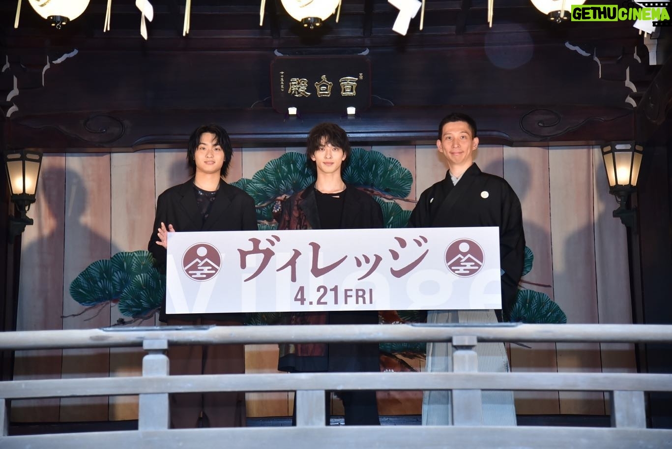 Daiken Okudaira - 9.5K Likes - 4/17 月曜日 晴れ
こんばんは。奥平です。
昨日、映画「ヴィレッジ」のヒット祈願、トークイベントに参加させて頂きました。
改めて、この映画をいろんな方々に見ていただきたいという気持ちが高まりました。
そして、今回のトークイベントでは「能」の事について、お話しすることがあったのですが、個人的に能についても、興味がますます沸きました。
プライベートで見に行きたいです。
雨が降ったりと、ハプニングもありましたが楽しかったです。
そういえば、この写真を見ていただいたらわかるように、髪の毛が黒くなりました。
金髪でいる期間が割と長かったので、急に黒髪になると見慣れないですね。
最初は、朝起きて鏡を見ると、自分の黒髪姿に少し驚くこともありました。
やっぱ黒髪がしっくりきますね。
あとどうでもいいんですけど、最近ゲームがやめられないです。
皆さんハマってるゲームはありますか?
僕はVALOLANTというゲームを、時間ある時はずっとやってしまいます。
お陰様で、休みの日も最近はゲームをやりすぎて、服をいじれてません。
これはまずいです。
ゲーム自体も面白いですけど、やっぱり友達と一緒にやるのは、尚楽しくなりますね。
皆さんも面白いゲームがあったら教えてください。
#PR
#映画
#ヴィレッジ#Village
#4月21日公開
@village_moviejp