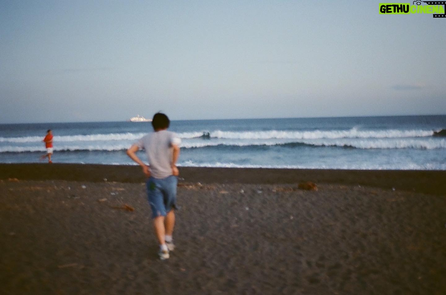 Daiken Okudaira - 14.8K Likes - 8月29日 火曜日 晴れ
こんにちは。奥平です。
今日は満足いくくらい寝れました。
おうち時間は何をしようかなと思いまして、最近映画とかドラマとか、今のクールの作品以外見てなかったので何か見ようかと思い、何か見ようと思ったのですが、絵を描く用の板を買っていたのを思い出し、絵を描いていました。
まぁ絵と言っても落書きですけど。
最近なんか本を読みたい欲があるんですよね。
僕基本的に本読むの苦手なんですけど、自分の好きな分野であったりとか、興味あるものに関しては苦手意識なく読めるで、何か見てみたいなと。
本読む方に聞きたいんですが、本っていつ読むのがいいのでしょうか。
普通に家にいる時に読むのでしょうか。
たまに電車なので移動中に読む方いらっしゃると思うのですが、僕は移動中は外の景色を眺めるのが好きなので、本読めないんですよね。
あと音楽聴いてますし。
そうなると、やっぱり家なんですかね。
もし本よく読むよーって方いらしたら、教えてください。
この日記を書いていて、よくなんでこんな長く書くのとか、この書き方変じゃない?みたいなことを言われるのですが、正直に言って自分でも適当に喋ってる時みたいに書いてるので、わかりません。
確かに、変な書き方してるし、長いし読みにくいと思うんですけど、それに関してはもうどうしようもできないんですよね。
ただ、先ほど書いたとおりに、本読むのが苦手で文字の羅列を読むのは苦手なんですけど、僕は殴り書きしてる文とか、かしこまってない文とかは読めるので、自分で後から読みやすい文にしてるのかもしれません。
流石に皆さんが読みにくかったらちょっと直しますけど。
なんか、夏も終わりそうな感じするの僕だけでしょうか。
今日の夕方とかちょっと暑さが気にならなかったんですけど、今日だけなんでしょうか。
蝉の声もなんとなく、前より減ってる気がしなくもないような。
暑さが無くなるのは嬉しいですけど、夏が終わるのはどこか寂しい気持ちもあります。
ちょっと前にとあるお兄さん達と海に行ったんですね。
その時にとあるお兄さん達がこの写真撮ってくれたんです。
僕もこの写真みて、写真撮りたくなりました。
今まで撮ってきた写真を見返すと、記憶が鮮明に思い出せていいものです。
動画の方が思い出せると思いますけど、動画は機械を通してじゃないと見れないというのが、ちょっとめんどくさいので、写真なら現像すればすぐ見れるというのが、写真のいいとこだと思います。
記憶も、思い出したいところを鮮明に思い出せればいいんですけどね。
ていうか、他の生き物は記憶ってするんですかね。
ある程度はするとは思うんですけど、思い出とか、そういう概念はないのでしょうか。
ちょっと日記書いてる途中に思っちゃったので調べられないですけど、知ってる人いらしたら教えてください。
それではまた明日お会いしましょう。
#奥平の日記