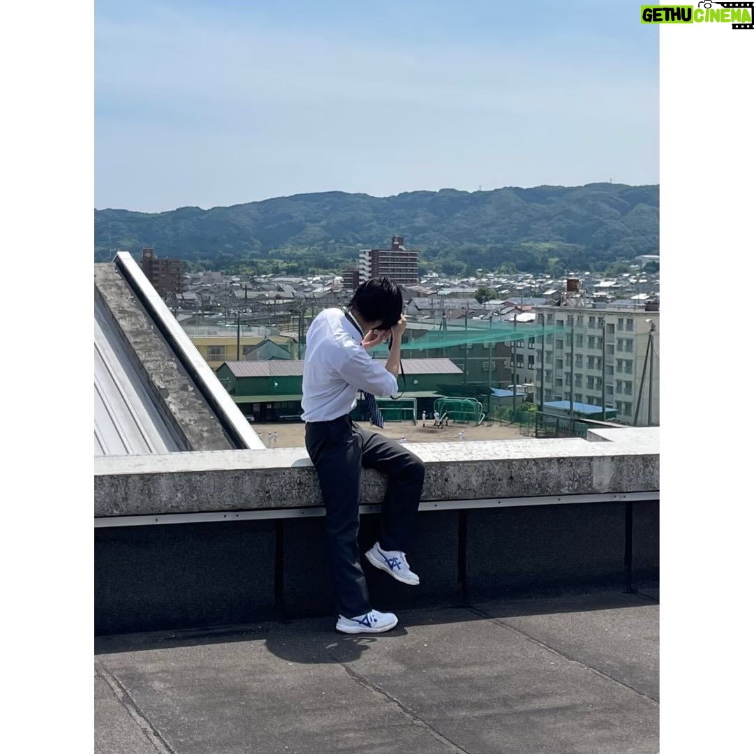 Daiken Okudaira - 20.7K Likes - 12月30日 土曜日
こんにちは。奥平です。
27日にワンダーハッチの3話と4話が配信されました。
みなさん見ていただけたでしょうか。
1話2話でアニメパートでしたが本格的に3話4話で実写パートになってきます。
本格的にアクタを探す冒険のようになってきました。
アクションシーンもあって見どころも増えてくると思います。
来週からは一話づつの配信になりますが、これからの展開も楽しみにしてください。
気づけば今年ももう終わりますね。
今年も本当にありがとうございました。
最初に公開されたのは「あつい胸騒ぎ」ですね
僕にとって今でも大切な作品です。
まぁ全部大切なんですが、色んな意味で成長させてくれた作品という意味でとても思い出深く残ってます。
次は「ネメシス」ですね。
ドラマの続きの映画として、一年ぶりにチームネメシスに会いました。
みんなに大きくなったねっていわれて少し成長を感じました。
次は「village 」ですね。
この作品もとても僕にとって嬉しい出会いがあった作品でした。
先輩の横浜流星さんをはじめ藤井監督やその他の演者さんなど、刺激が多かったのを今でも覚えてます。
お世話になったプロデューサーの河村さんとの2回目の作品でもあります。
次は「君は放課後インソムニア」ですね。
僕にとって初めての主演映画でした。
七菜ちゃんとも2回目の共演で、撮影もとっても楽しかったです。
たまに撮影中の写真を見返すこともあります。
七菜ちゃんをはじめキャストのみんな、そして、池田監督やスタッフさんのおかげでこの前TAMA映画祭で賞を頂くことができました。
次はドラマの「最高の教師」です。
いやぁこの作品もたくさん思い出があります。
星崎という役を演じてたのがとっても楽しかったです。
そして今振り返ると、僕の大好きな人達に囲まれてお芝居してた現場だなと思います。
そして、今でも遊ぶような友達もできました。
また数年後見返したいなと思える作品です。
そして、最後に「ワンダーハッチ」ですね。
これもほんと楽しかったです笑
こう考えると全部楽しかったですわ。
初のファンタジー作品で、アクションもあり、タイムの役どころも今まで演じてこなかったような役でした。
色んな挑戦を四ヶ月間の撮影でしてたと思います。
公開した作品で言うと、こんな感じでしょうか。
まだ言えないですが、今年はもちろん撮影もしてたので、まだまだ色んな出会いがありました。
言えるものだと、「PLAY」ですね。
撮影してたのは今年の一月だったので、記憶が新しいです。
初のeスポーツを題材にした映画ということで、ゲーム好きの私からしたらとても楽しかった作品です。
詳しい話は来年にとっておきたいと思います。
そのほかの作品も時期に情報解禁されるのをお楽しみ待っていてくれると嬉しいです。
あと!、僕の中のビッグイベントの中に装苑さんでテーラードジャケットを作るという企画をやらせていただきました。
とっても夢のような時間でした。
パターンの引きかたやお洋服のことについて教えてくださったscyeの宮原さん、そして裁断や裁縫はどの技術も教えてくださった足立先生も本当に感謝の気持ちでいっぱいです。
ジャケットができてく過程を是非みなさんにも見てほしいので、見てない方がいらしたら是非見てほしいです。
改めて、僕と出会ってくれた方々、心の底から本当にありがとうございます。
そして、普段応援していただいてる方々もありがとうございました。
来年の抱負ですが、正直特にありません。
いつも通り自分にできることを頑張ります。
また2024年も引き続きよろしくお願いします。
とりあえず2023年おつかれ!
