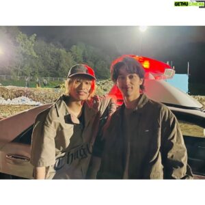 Daiken Okudaira Instagram - 12月30日　土曜日
こんにちは。奥平です。
27日にワンダーハッチの3話と4話が配信されました。
みなさん見ていただけたでしょうか。
1話2話でアニメパートでしたが本格的に3話4話で実写パートになってきます。
本格的にアクタを探す冒険のようになってきました。
アクションシーンもあって見どころも増えてくると思います。
来週からは一話づつの配信になりますが、これからの展開も楽しみにしてください。

気づけば今年ももう終わりますね。
今年も本当にありがとうございました。
最初に公開されたのは「あつい胸騒ぎ」ですね
僕にとって今でも大切な作品です。
まぁ全部大切なんですが、色んな意味で成長させてくれた作品という意味でとても思い出深く残ってます。
次は「ネメシス」ですね。
ドラマの続きの映画として、一年ぶりにチームネメシスに会いました。
みんなに大きくなったねっていわれて少し成長を感じました。
次は「village 」ですね。
この作品もとても僕にとって嬉しい出会いがあった作品でした。
先輩の横浜流星さんをはじめ藤井監督やその他の演者さんなど、刺激が多かったのを今でも覚えてます。
お世話になったプロデューサーの河村さんとの2回目の作品でもあります。
次は「君は放課後インソムニア」ですね。
僕にとって初めての主演映画でした。
七菜ちゃんとも2回目の共演で、撮影もとっても楽しかったです。
たまに撮影中の写真を見返すこともあります。
七菜ちゃんをはじめキャストのみんな、そして、池田監督やスタッフさんのおかげでこの前TAMA映画祭で賞を頂くことができました。
次はドラマの「最高の教師」です。
いやぁこの作品もたくさん思い出があります。
星崎という役を演じてたのがとっても楽しかったです。
そして今振り返ると、僕の大好きな人達に囲まれてお芝居してた現場だなと思います。
そして、今でも遊ぶような友達もできました。
また数年後見返したいなと思える作品です。
そして、最後に「ワンダーハッチ」ですね。
これもほんと楽しかったです笑
こう考えると全部楽しかったですわ。
初のファンタジー作品で、アクションもあり、タイムの役どころも今まで演じてこなかったような役でした。
色んな挑戦を四ヶ月間の撮影でしてたと思います。
公開した作品で言うと、こんな感じでしょうか。
まだ言えないですが、今年はもちろん撮影もしてたので、まだまだ色んな出会いがありました。
言えるものだと、「PLAY」ですね。
撮影してたのは今年の一月だったので、記憶が新しいです。
初のeスポーツを題材にした映画ということで、ゲーム好きの私からしたらとても楽しかった作品です。
詳しい話は来年にとっておきたいと思います。
そのほかの作品も時期に情報解禁されるのをお楽しみ待っていてくれると嬉しいです。
あと！、僕の中のビッグイベントの中に装苑さんでテーラードジャケットを作るという企画をやらせていただきました。
とっても夢のような時間でした。
パターンの引きかたやお洋服のことについて教えてくださったscyeの宮原さん、そして裁断や裁縫はどの技術も教えてくださった足立先生も本当に感謝の気持ちでいっぱいです。
ジャケットができてく過程を是非みなさんにも見てほしいので、見てない方がいらしたら是非見てほしいです。
改めて、僕と出会ってくれた方々、心の底から本当にありがとうございます。
そして、普段応援していただいてる方々もありがとうございました。
来年の抱負ですが、正直特にありません。
いつも通り自分にできることを頑張ります。
また2024年も引き続きよろしくお願いします。
とりあえず2023年おつかれ！