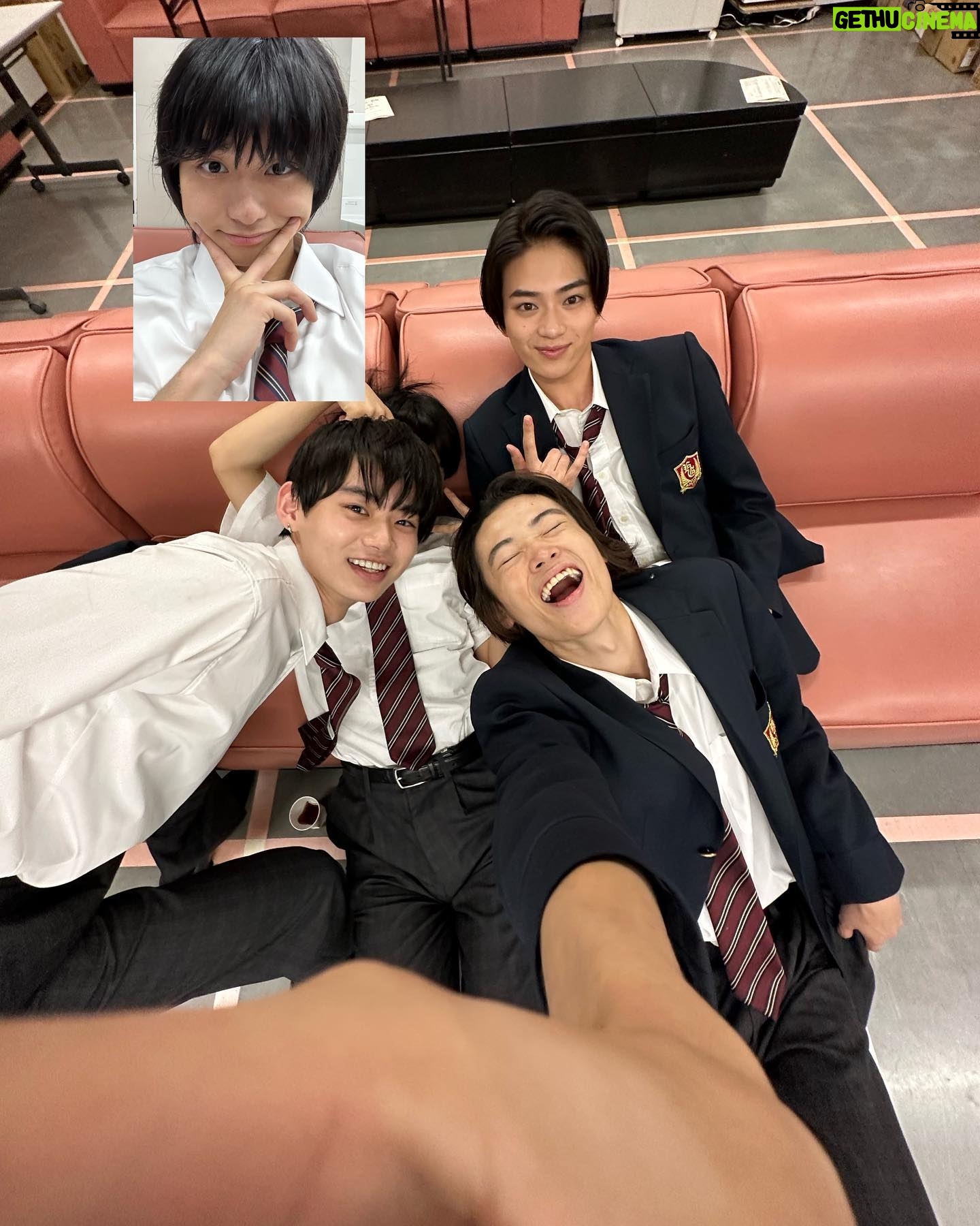 Daiken Okudaira - 35.6K Likes - 8月28日 月曜日 曇り
こんにちは。奥平です。
今日は、とても撮影が大変でした。
何とはいえませんが、やっぱりこの作品は一つ一つにみんなが集中して本気で取り組んでる分、疲れも出てきます。みんなお疲れ様です。
そして今日の弁当は差し入れ弁当でしたHuluさんが美味しいお弁当を入れてくれました。
疲れてる時に、美味しい弁当を食べられるほど嬉しいことはありません。
美味しくいただきました。
ありがとうございます。
この写真、みんなで日記の写真とろーぜーって話してて撮ろうとしたらのせがわざと被ってきて、僕の顔が見えなくなってしまいました、なので俺の写真を上に編集で載せてくれました。
卒業式の欠席写真みたいになってて悔しいですけど、みんないい顔してていい写真ですね。
この4人のなかでのせ以外のようじとあいるは同い年なんですよね。
のせも一個上ですけど、誕生日が3月なんでほぼ同い年みたいな感じです。
ちょっぴり今日は朝起きるのが早かったです。
割と混んでる電車乗ってたんですけど、普通混んでるとちょっと嫌な気持ちにになったりしますが、聞いてる音楽によっては、気を紛らわせることに気づきました。
最近までずっとヒップホップを聞いてたんですが、ピアノの音楽を聞いてるとすごく落ち着いた気持ちになれることがわかりました。
やっぱりクラシックの力は偉大ですね。
そんなクラシックを聴きながら、電車に揺られて現場に向かいました。
途中でおみくんとゆうきくんと会いました。
暑かったんで、アイスを買ってスタジオまで向かいました。
なんか夏っぽいですね。
現場入りしてからは、なゆたくんとのせとみくちゃんとあおいちゃんと、アニメの世界にいくならなんとアニメの世界に行くかっていう話をしてました。
皆さんはどんな世界に行きたいですか?
ぼくは、現実世界と変わらないような世界に行きたいです。
ほなまた明日。
#PR
#奥平の日記