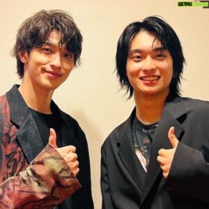 Daiken Okudaira Instagram - 4/17 月曜日　晴れ
こんばんは。奥平です。
昨日、映画「ヴィレッジ」のヒット祈願、トークイベントに参加させて頂きました。
改めて、この映画をいろんな方々に見ていただきたいという気持ちが高まりました。
そして、今回のトークイベントでは「能」の事について、お話しすることがあったのですが、個人的に能についても、興味がますます沸きました。
プライベートで見に行きたいです。
雨が降ったりと、ハプニングもありましたが楽しかったです。

そういえば、この写真を見ていただいたらわかるように、髪の毛が黒くなりました。
金髪でいる期間が割と長かったので、急に黒髪になると見慣れないですね。
最初は、朝起きて鏡を見ると、自分の黒髪姿に少し驚くこともありました。
やっぱ黒髪がしっくりきますね。

あとどうでもいいんですけど、最近ゲームがやめられないです。
皆さんハマってるゲームはありますか？
僕はVALOLANTというゲームを、時間ある時はずっとやってしまいます。
お陰様で、休みの日も最近はゲームをやりすぎて、服をいじれてません。
これはまずいです。
ゲーム自体も面白いですけど、やっぱり友達と一緒にやるのは、尚楽しくなりますね。
皆さんも面白いゲームがあったら教えてください。

#PR
#映画
#ヴィレッジ#Village
#4月21日公開
@village_moviejp