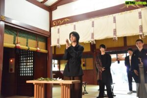 Daiken Okudaira Instagram - 4/17 月曜日　晴れ
こんばんは。奥平です。
昨日、映画「ヴィレッジ」のヒット祈願、トークイベントに参加させて頂きました。
改めて、この映画をいろんな方々に見ていただきたいという気持ちが高まりました。
そして、今回のトークイベントでは「能」の事について、お話しすることがあったのですが、個人的に能についても、興味がますます沸きました。
プライベートで見に行きたいです。
雨が降ったりと、ハプニングもありましたが楽しかったです。

そういえば、この写真を見ていただいたらわかるように、髪の毛が黒くなりました。
金髪でいる期間が割と長かったので、急に黒髪になると見慣れないですね。
最初は、朝起きて鏡を見ると、自分の黒髪姿に少し驚くこともありました。
やっぱ黒髪がしっくりきますね。

あとどうでもいいんですけど、最近ゲームがやめられないです。
皆さんハマってるゲームはありますか？
僕はVALOLANTというゲームを、時間ある時はずっとやってしまいます。
お陰様で、休みの日も最近はゲームをやりすぎて、服をいじれてません。
これはまずいです。
ゲーム自体も面白いですけど、やっぱり友達と一緒にやるのは、尚楽しくなりますね。
皆さんも面白いゲームがあったら教えてください。

#PR
#映画
#ヴィレッジ#Village
#4月21日公開
@village_moviejp
