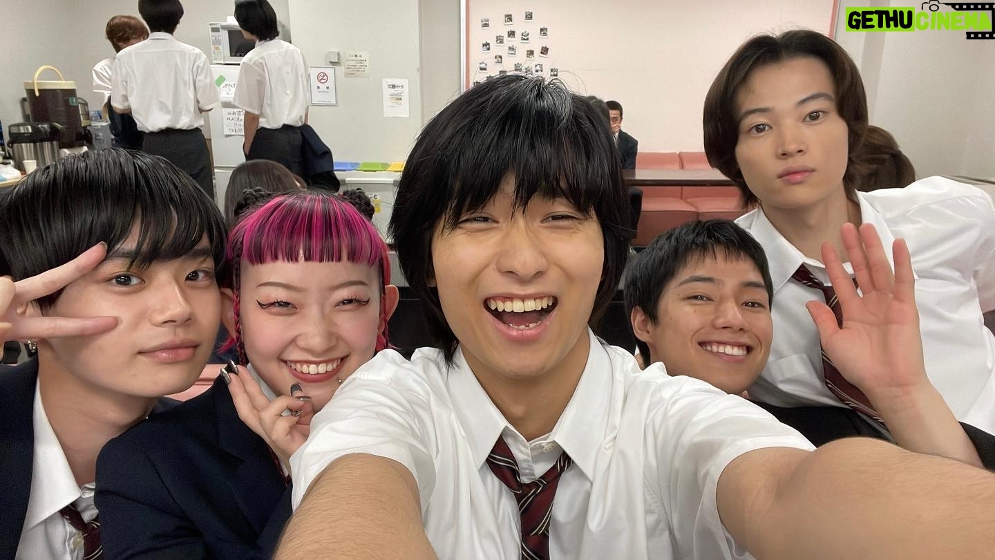 Daiken Okudaira - 32.1K Likes - 8月27日 日曜日 晴れ
こんにちは。奥平です。
今日は久しぶりにクラス全員で撮影でした。
全員と言っても鵜久森さんはいないんですけどね。
やっぱり1人いないだけでも寂しいです。
なんか今日というか昨日というか、変な時間に起きちゃって半端じゃなく寝れませんでした。
寝不足ではないけど、体内時計バグってるみたいな?
撮影の日はできるだけ最高の健康状態で行きたいんですけど、睡眠系はもうどうしょうもできません。
でも僕のすごいとこだと思うのが、寝落ちとかそういう睡魔と戦う系は得意なんですよね。
実際、学生時代でもあんまり授業中に居眠りとかしないタイプでした。
なので、仕事中は基本眠くなりません。
それだけはとても便利な身体だと思います。
いやー今日書くことなさすぎですわ。
撮影してて、みんなに日記見てるよーって言われて、嬉しいですけど恥ずかしくて、ちょっと調子狂いました。
なのでなんか今日何があったのか、あやふやです。
僕チーズケーキが好きなんですけど、今日現場でチーズケーキの差し入れがあったので、7個くらい食べてしまいました。
美味しかったです。
みんなでチーズケーキを食べてゼリーを食べて、適当に喋ってました。
なんか放課後みたいな感じですね。
1日の内容が薄すぎて、ちょっとこれくらいしか書けません。
明日は頑張ります。
また明日!!!!!!
#PR
#奥平の日記
#僕すごい顔してない?