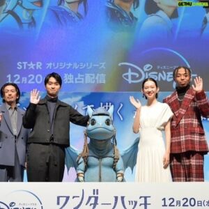 Daiken Okudaira Instagram - 12月19日　火曜日　曇り
こんにちは。奥平です。
この前も寒くなってきましたと書きましましたが。
もっともっと寒くなってきましたね。
そしてついに明日は、「ワンダーハッチ-空飛ぶ竜の島-」が配信されます。
少し前ですが、ワンダーハッチの配信記念ワールドプレミアで登壇させていただきました。
久しぶりに他のキャストの方々とあえて懐かしい気持ちになりました。
撮影はちょうど1年前だったので1年ぶりの再会でした。
明日は、日本時間12/20の17:00から配信されます。
最初は1話と2話が配信されます。
アニメと実写2つの世界を舞台にした作品ということで、見どころがたくさんある作品だと思います。
ファンタジーの世界観と、タイムとナギの成長する物語を楽しんでいただけたらとても嬉しいです。

そんな中、僕は今とある地方にいるのですが、今年初の雪を見ました。
ちゃんと冬になったなぁという実感がありました。
東京で見る雪とちょっと違うような雪だったので、何だか久しぶりに雪を見てテンションが上がりました。
なんか久しぶりに雪だるまとか作りたい気もしてきました。
年齢が上がるにつれて雪だるまとか作る機会無くなってきたなと気づきました。
童心って忘れたくないですね。
久しぶりに公園で鬼ごっことかしたいです。
みなさん昔に公園で遊んで楽しかった遊びとかありますか？
ぜひ教えてください。
やるかもしれません。

#ワンダーハッチ空飛ぶ竜の島