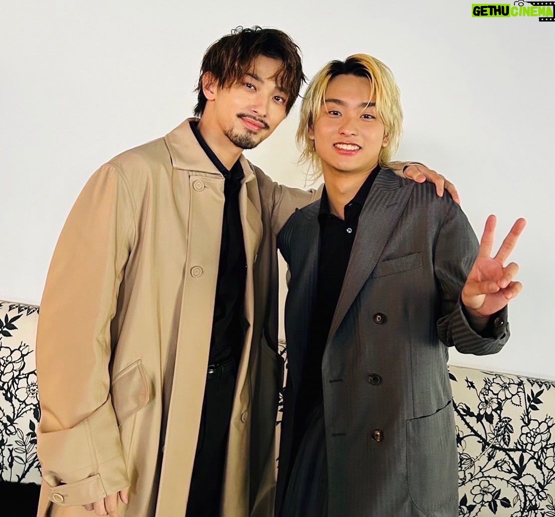 Daiken Okudaira - 13.3K Likes - 4/12 水曜日 晴れ
こんばんは。奥平です。
昨日、今日と風が強いですね。
あったかくなってきて、気づいたら半袖を着るようになってました。
もうすっかり春ですね。
先日、映画「ヴィレッジ」の完成披露報告会がありました。
久しぶりに、キャストの方々と監督にお会いしました。
取材などもあって、改めてこの映画のことを考える機会になりました。
実際に撮影していた時と、初号試写で見た時の個人的な映画に対する見え方が、変わっていて不思議な気持ちでいました。
これからも映画「ヴィレッジ」のイベントもたくさんあると思うのでお楽しみに。
そういえばよく考えると、新生活が始まった頃ですね。
新しく学校に入学した方や、一個学年が上がったり、今年度から社会人なんて方もいらっしゃると思います。
僕は不変的ではあるのですが、フレッシュな気持ちでいたいですね。
かと言ってとくに何か意識することとかはないんですけどね。
新生活というのは大変ですが、皆さん頑張りましょう。
#PR
#映画
#ヴィレッジ#Village
@village_moviejp