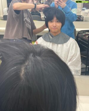 Daiken Okudaira Instagram - 9月7日 （木）滝のうちくもり

こんにちは、奥平です。みなさんいかがお過ごしですか？僕は相変わらず今日も一日撮影で特に書くことがありません。そんな事を前室でみんなに話したらゆみあちゃんとのせが頑張って話題を振ってくれました。ありがたいです。
ちなみにお題は〇〇界隈です。なんだかよく分からないけど流行っているみたいで、僕は空き缶界隈らしいです。理由は飲んだ缶をそのまま放置するかららしいです。気をつけます。
クラス全員分の〇〇界隈知りたいですね。
個人的に嘘寝界隈にいるのはあいるとようじな気がします。
こんなところで今日の日記は終わりです。明日も撮影なので寝ます。
ほな、またあした〜！

この日記、私が書いた日記でありません。
今日撮影だったのですが、現場で「多分だいけんの日記書けるよ」って言われたので書かせてみました。
皆さん僕じゃないってわかりました？
割と特徴捉えてて似てるなって個人的には思います。
とりあえず正解はまた今度の機会にしましょう。
ぜひ考えてみてください。

今日は朝が早かったです。
それに大変な撮影でした。
みんな疲れたと思います。
お疲れ様でした。
今日は、大変な撮影だったでお腹も喉も毎回カラカラになるんですよね。
飲み物といえば、飲み物机があります。
魔法の飲み物、麦茶とアイスコーヒーがあります。
僕は茶色い飲み物が好きなので、シーンの合間は茶色い飲み物を摂取してます。
皆さんは何色の飲み物が好きですか？
ということでまた明日ですね。

#奥平の日記
#ちょっと前の髪を切ってもらってる時