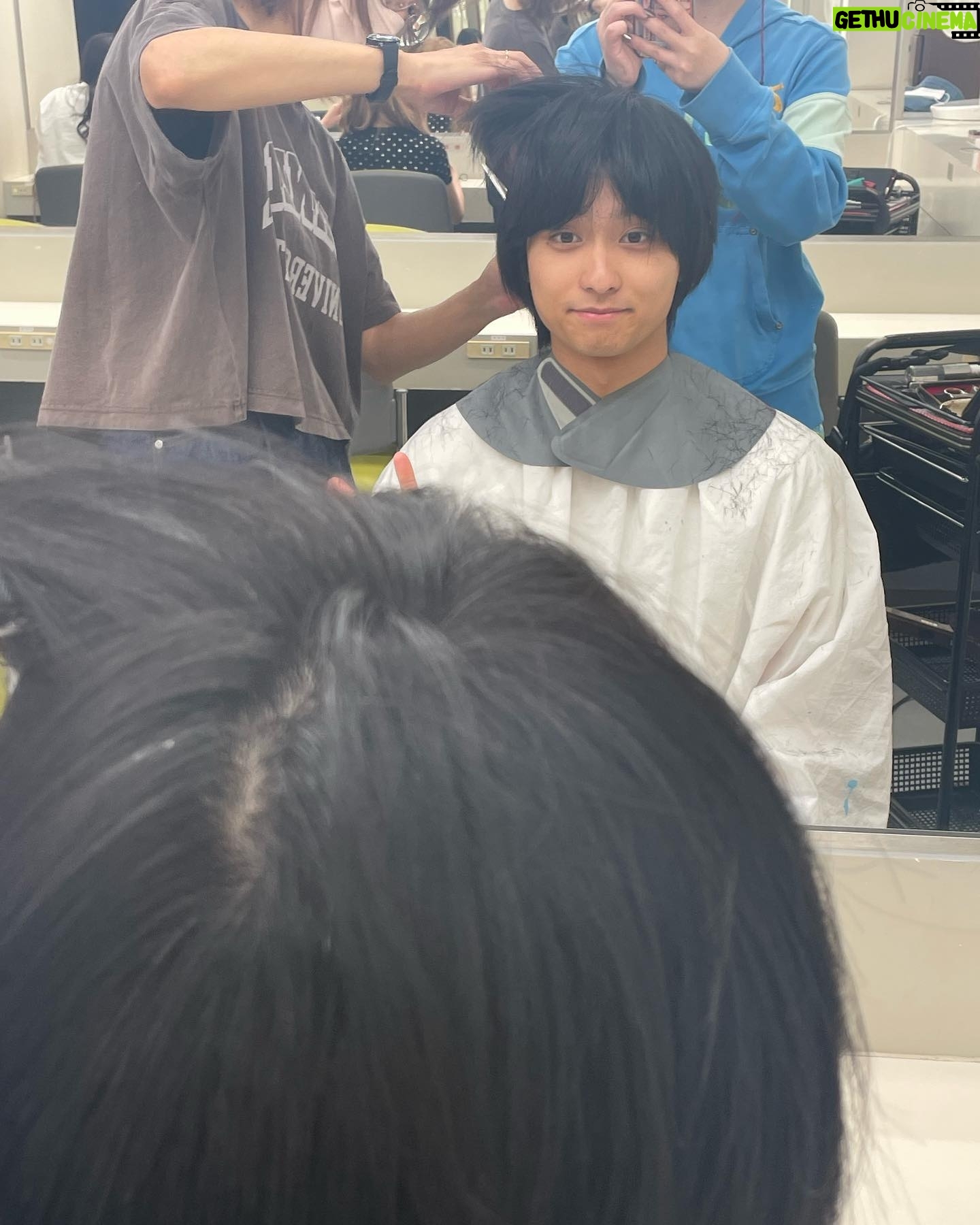Daiken Okudaira - 19.8K Likes - 9月7日 (木)滝のうちくもり
こんにちは、奥平です。みなさんいかがお過ごしですか?僕は相変わらず今日も一日撮影で特に書くことがありません。そんな事を前室でみんなに話したらゆみあちゃんとのせが頑張って話題を振ってくれました。ありがたいです。
ちなみにお題は〇〇界隈です。なんだかよく分からないけど流行っているみたいで、僕は空き缶界隈らしいです。理由は飲んだ缶をそのまま放置するかららしいです。気をつけます。
クラス全員分の〇〇界隈知りたいですね。
個人的に嘘寝界隈にいるのはあいるとようじな気がします。
こんなところで今日の日記は終わりです。明日も撮影なので寝ます。
ほな、またあした〜!
この日記、私が書いた日記でありません。
今日撮影だったのですが、現場で「多分だいけんの日記書けるよ」って言われたので書かせてみました。
皆さん僕じゃないってわかりました?
割と特徴捉えてて似てるなって個人的には思います。
とりあえず正解はまた今度の機会にしましょう。
ぜひ考えてみてください。
今日は朝が早かったです。
それに大変な撮影でした。
みんな疲れたと思います。
お疲れ様でした。
今日は、大変な撮影だったでお腹も喉も毎回カラカラになるんですよね。
飲み物といえば、飲み物机があります。
魔法の飲み物、麦茶とアイスコーヒーがあります。
僕は茶色い飲み物が好きなので、シーンの合間は茶色い飲み物を摂取してます。
皆さんは何色の飲み物が好きですか?
ということでまた明日ですね。
#奥平の日記
#ちょっと前の髪を切ってもらってる時
