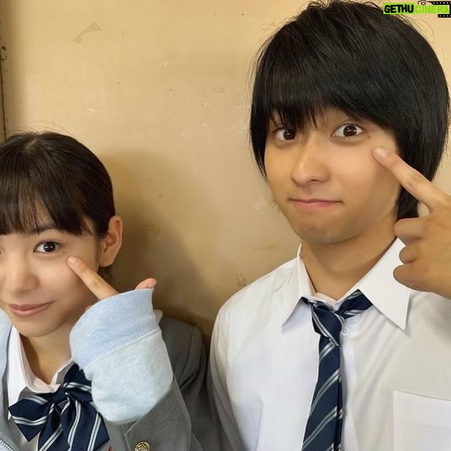 Daiken Okudaira - 30.5K Likes - 3月22日 金曜日 晴れてた気がします。
こんにちは。奥平です。
なんだか最近風が強い日が多いですね。
そして、僕は違うのですが周りの人たちが花粉がひどいと言っていています。
皆さんは花粉症大丈夫でしょうか。
3/26日の夜10時から「ケの日のケケケ」が放送されます。
最高の教師ぶりの當真あみちゃんとです。
みてくださいこの写真。
あみちゃんとほぼ同じ位置に泣きぼくろがあるんですよね。
この撮影で初めて僕も気づいたんですが、なかなかに泣きぼくろある人と出会うこともなかったので、写真撮っちゃいました。
こうやって一回共演した子たちと会えるのはとても幸せなことです。
是非ご覧ください。
そういえば、この前詩羽の武道館ライブがあったのですが、それにお邪魔しました。
めっちゃかっこよかったです。
武道館立つってすごいことですよね。
僕も立ってみたいものです。
最近ライブに行くと、バンドっていいなぁって思います。
僕の学校の友達もバンド活動してた時期があったのですが、小さな箱でも大きい箱でもそれぞれ良さがあって、音楽を純粋に楽しめていい時間です。
皆さんも、いろんなバンドのライブ行ってみてはいかがでしょう。
逆に今まで良かったライブなどあれば教えてください。
少し短いですが。
また!