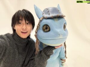 Daiken Okudaira Instagram - 12月6日　水曜日　はれ
こんにちは。奥平です。
突然ですが、ワンダーハッチの予告は見ていだけたでしょうか。
最近、ワンダーハッチのことについて取材して頂くことが多いのですが、撮影のことをとても思い出します。
この写真なのですが、僕の隣にいる子は「ガフィン」といいます。劇中で、僕が演じるタイムの相棒なのです。
とっても可愛いですよね。
取材の時に、等身大のガフィンがいて写真を撮っちゃいました。
こんなガフィンの動いてる姿と、タイムと一緒に冒険する姿がワンダーハッチで見れるので、是非見てほしいです。

12月に入りました。
もう今年終わりますね。
毎年思いますが、いつも通りあっという間でした。
そして、気づいたら考えられないくらい寒くなってました。毎日布団から出るのが辛いです。
そして相変わらず、韓ドラにはハマってます。
そろそろ韓国語喋れるようになりたくなってきた時期です。
今の所、いただきますと、ご馳走様でした。だけは覚えました。これからちょくちょく覚えて行けたらいいなと思います。

ものすごく、自分だけの話になるんですが。
毎年12月になると、音楽サイトで今年何時間音楽を聴いたのかと、どのアーティストを一番聴いてたかとか見れる機能があるんですけど、皆さんはご存知でしょうか。
割と知ってる方は多いと思うのですが、毎年これをみるのが楽しみなんですよね。
僕は今年は去年に比べて、HIPHOPを聴く時間が多かったらしいです。
今一番ハマってるHIPHOPのアーティストさんは、ゆるふわギャングさんです。
最高にサイケな雰囲気と、独自の世界観が聞いてていつになっても飽きることがありません。
トータルで一番聞いてたのはTempalayさんでした。
去年も一昨年もここ数年はずっとTempalayさんを一番聞いてる気がします。
そんな音楽の話をしたので、皆さんが一番最近自分のプレイリストに追加したアーティストさんはどなたでしょうか。
僕はAnswer to Rememberさんの新譜が今日出たので追加しました。
是非皆さんのも教えてください。
それではまた🖐️