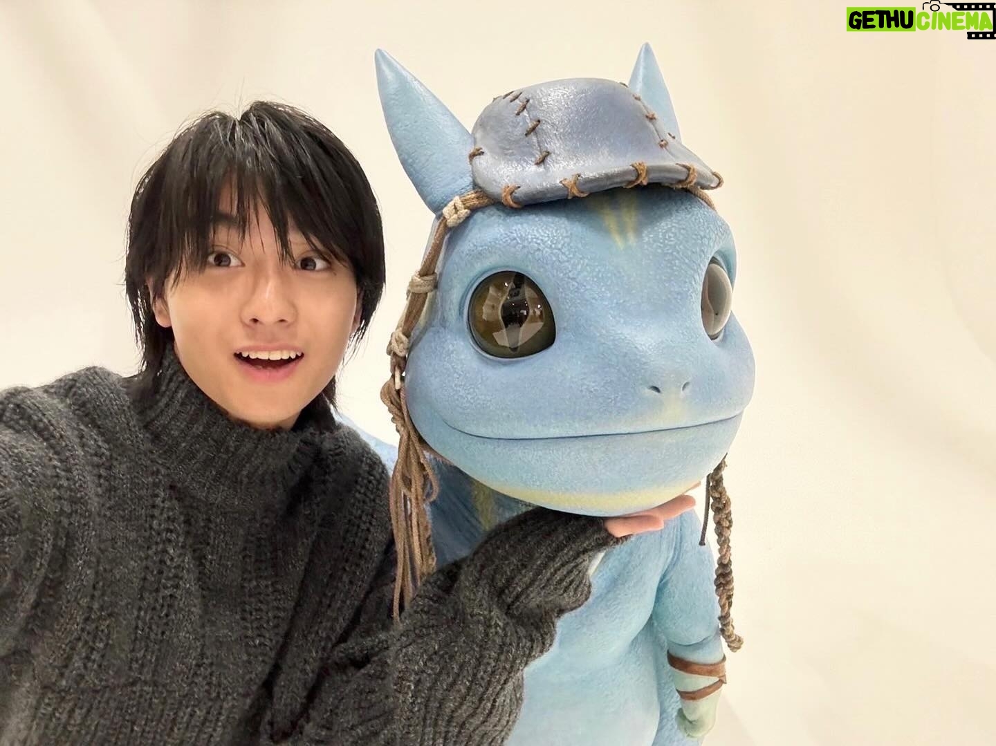 Daiken Okudaira - 28.7K Likes - 12月6日 水曜日 はれ
こんにちは。奥平です。
突然ですが、ワンダーハッチの予告は見ていだけたでしょうか。
最近、ワンダーハッチのことについて取材して頂くことが多いのですが、撮影のことをとても思い出します。
この写真なのですが、僕の隣にいる子は「ガフィン」といいます。劇中で、僕が演じるタイムの相棒なのです。
とっても可愛いですよね。
取材の時に、等身大のガフィンがいて写真を撮っちゃいました。
こんなガフィンの動いてる姿と、タイムと一緒に冒険する姿がワンダーハッチで見れるので、是非見てほしいです。
12月に入りました。
もう今年終わりますね。
毎年思いますが、いつも通りあっという間でした。
そして、気づいたら考えられないくらい寒くなってました。毎日布団から出るのが辛いです。
そして相変わらず、韓ドラにはハマってます。
そろそろ韓国語喋れるようになりたくなってきた時期です。
今の所、いただきますと、ご馳走様でした。だけは覚えました。これからちょくちょく覚えて行けたらいいなと思います。
ものすごく、自分だけの話になるんですが。
毎年12月になると、音楽サイトで今年何時間音楽を聴いたのかと、どのアーティストを一番聴いてたかとか見れる機能があるんですけど、皆さんはご存知でしょうか。
割と知ってる方は多いと思うのですが、毎年これをみるのが楽しみなんですよね。
僕は今年は去年に比べて、HIPHOPを聴く時間が多かったらしいです。
今一番ハマってるHIPHOPのアーティストさんは、ゆるふわギャングさんです。
最高にサイケな雰囲気と、独自の世界観が聞いてていつになっても飽きることがありません。
トータルで一番聞いてたのはTempalayさんでした。
去年も一昨年もここ数年はずっとTempalayさんを一番聞いてる気がします。
そんな音楽の話をしたので、皆さんが一番最近自分のプレイリストに追加したアーティストさんはどなたでしょうか。
僕はAnswer to Rememberさんの新譜が今日出たので追加しました。
是非皆さんのも教えてください。
それではまた🖐️