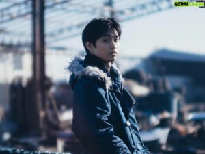 Daiken Okudaira Instagram - 3月14日　木曜日　晴れ
こんにちは。奥平です。
昨日情報解禁になりました。
映画「Cloud」に佐野役で出演させていただきました。
一ヶ月弱の撮影期間でしたが、とても勉強になることが多かった現場でした。
他のキャストの先輩方とお芝居できて幸せな時間でした。
公開はもう少し先ですが、お楽しみに。

今日なんか気持ち天気よかった気がします。
天気いいと言うか、気持ちいい空気してた気がします。
なので少し散歩してやりました。
散歩してる時って、時間がゆっくり流れてる気がします。
皆さん一日に動画ってどのくらい見ますか。
まぁもちろん日によるとは思うんですけど、僕今まで自分が動画を見る時間が少ないって思ってたんですけど、どうやら自分が思ってる以上に見てるっぽいんですよね。
料理を作る系の動画ばっかり見ちゃうんですよね。
なんか、料理したいけど、自分じゃ作れないようなものを見るのがとても面白いです。
少し前には猫ミームが流行っていたのに、最近は前ほど見かけることが少なくなって少し寂しいです。
流行りと言うものは、本当に移り変わりが激しいものですね。
そして記憶からなくなるのもまた早いものです。
昔にはやってたものって覚えてないんですよね。
きっと教えてもらえれば、「あーそんなのあったねー」って思い出せるかもしれませんが、自力で思い出すことはとてもではないですがありません。
皆さんの記憶で、流行ってたもので覚えてるものってありますか？
コメントで教えてください、そして僕を懐かしい気持ちにさせてください。
ではまた。