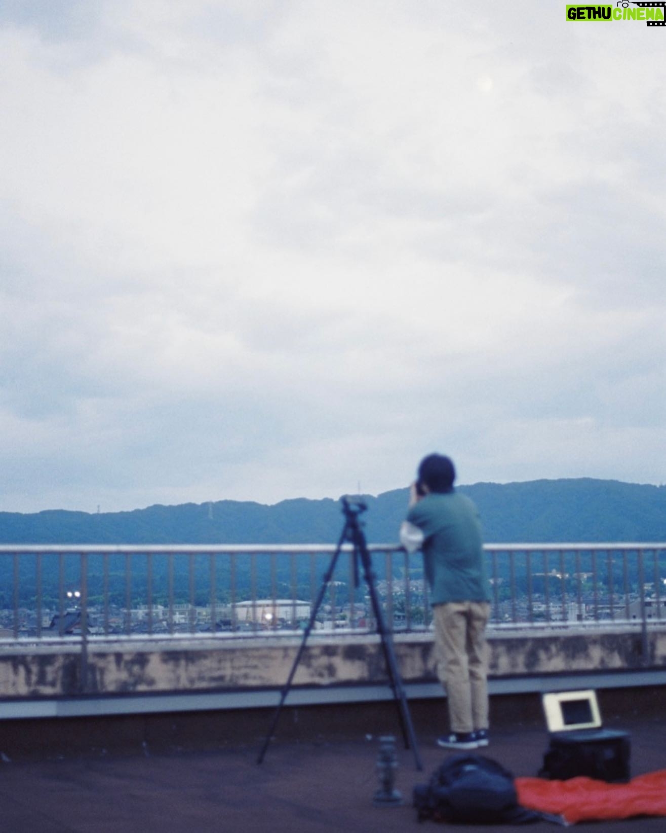 Daiken Okudaira - 11.2K Likes - 8月24日 木曜日 晴れ
こんにちは。奥平です。
今日は全体的に、なんだか穏やかな気持ちで過ごしてました。
何故でしょうか、天気でしょうか。
そういえば今日は、空がいつもよりも青く見えた気がします。
まぁ多分気のせいですね。
まぁとりあえず、フワフワした気持ちですがしてたからなのか、なんかすごく旅行したくなりました。
そういえば最近旅行してないなと。
ずっと前から、石川県の七尾市に行きたいんですよねー。
少し前に公開された映画「君は放課後インソムニア」の撮影で1ヵ月間七尾市にいたのですが、いいところすぎてまた行きたいなーとずっと思ったまま、なかなか行けないので、行きたいですね。
もう君ソムの撮影も一年前と思うと、ちょっと時間の速さに度肝抜かれます。
この写真は、七尾市の風景を撮ろうとしてるのか見ようとしてるのかよくわからない僕です。
また行きたいなー
それで、あんま関係ないんですけど、この10月期のクールのドラマに、今まで共演した方々がたくさん出てるんですね。
なんか嬉しいですよね。
僕自身ドラマも久しぶりなので、こうやってみんなと同じクールに出てると、切磋琢磨してる感じがします。
そんなこんなで、今期のクールのドラマ、まぁドラマ全般的にいつもよりもいろんなのを見てるんですよね。
やっぱ面白いですね。
そういえば、皆さん「最高の生徒」見てますか?
「最高の教師」と同じ学校の3年C組の子達のお話です。
何がいいって「最高の生徒」面白いんですよー。
一年半くらい前にZドラマで一緒だった、もっくんも出てたりして、この前撮影現場がたまたま一緒だったので、光輝くんともっくんに会いに行きました。
スタッフさんも知ってる人もいたりして、なんか親近感ありました。
いつか、Zドラマのメンバーでまた再会したいものです。
結構バラバラで再会はあるんですけどね。
みんな一斉にはないんですよね。
いつかあるといいなーって思ってます。
この日記をやってて、毎日起きてからその日にあったことをちゃんと覚えておこうって意識しながら生きて行くんですけど、今日の朝くらいになにか「これは日記に使えるぞ!」って思ったことがあったんですが、綺麗さっぱり僕の記憶からなくなっちゃいました。
すごく悔しいです。
こういうことがあるから、ちゃんとメモとかに残しけよ!って毎回思うんですけど、めんどくさいが勝つんですよね。
なんか自分の性格って治そうと思っても治せないですよね。
覚えてる限りのことだと、
今日、工事現場の横を通ったんですよね。
まぁこんなのよくあることだと思うんですけど、工事現場の地面に釘が落ちてたんですよね。
それを見て思い出したのですが。
僕小さい頃、何故か父に落ちてた釘をあげてたんですよね。
まーじでなんでそんなことをしてたのかわからないのですが、一つ言えるのは、あげたら喜んでくれると思ってたんだと思います。
何を根拠に喜んでくれると思ってたのか、わからないですが。
釘が落ちてたら父にあげてました。
小さい頃なので、父も喜んだふりをしてくれていたのを覚えてます。
皆さんはやらないと思いますが、多分釘とか危ないんであんまり持ち帰らない方がいいですよ。
そんなこんなでまた明日ーー
#PR
#奥平の日記