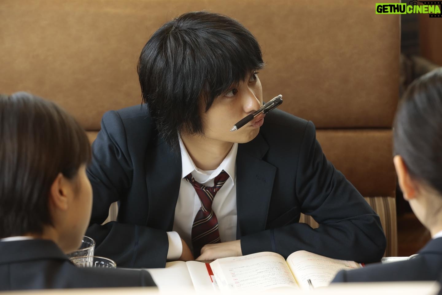 Daiken Okudaira - 15K Likes - 明日は「最高の教師」の2話が放送されます。
1話は皆さんご覧いただけたでしょうか。
僕は現場にいたので内容は知っていましたが、改めて映像で見てみると、色んな意味で感動しました。
2話以降も生徒たちと先生がどうなっていくのかをぜひご覧ください。
#PR
@saikyo_ntv
#最高の教師
#星崎透
#奥平大兼
#okudaira#daiken