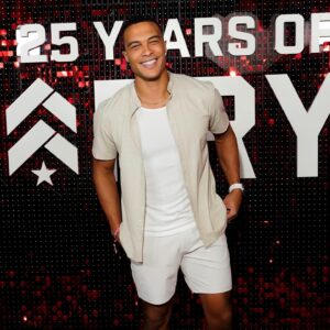 Dale Moss Instagram - A little bit of thirst trap

A lot of celebration 🎉 

Congrats on 25 years @barrys ! See you in the red room soon 💪🏽 

#Health #Fitness #DaleMoss #FitFam #Motivation #Throwback
