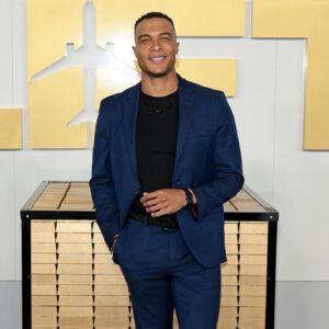 Dale Moss Instagram - Loved kicking it friends & meeting some of the kindest fans at the premiere of @netflix & @kevinhart4real new film. 

Not gonna lie after a long break for the industry it felt good to trade in the sweats for a fresh suit again! 

#LiftMovie #NewYork #RedCarpet #DaleMoss #Film