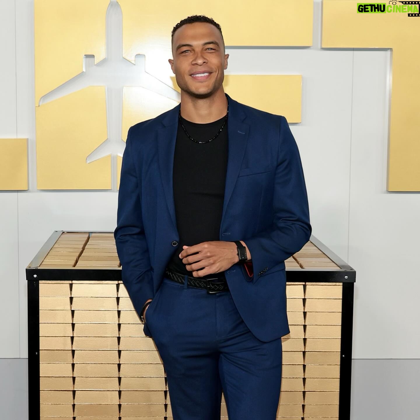 Dale Moss - 3 Likes - Loved kicking it friends & meeting some of the kindest fans at the premiere of @netflix & @kevinhart4real new film.
Not gonna lie after a long break for the industry it felt good to trade in the sweats for a fresh suit again!
#LiftMovie #NewYork #RedCarpet #DaleMoss #Film