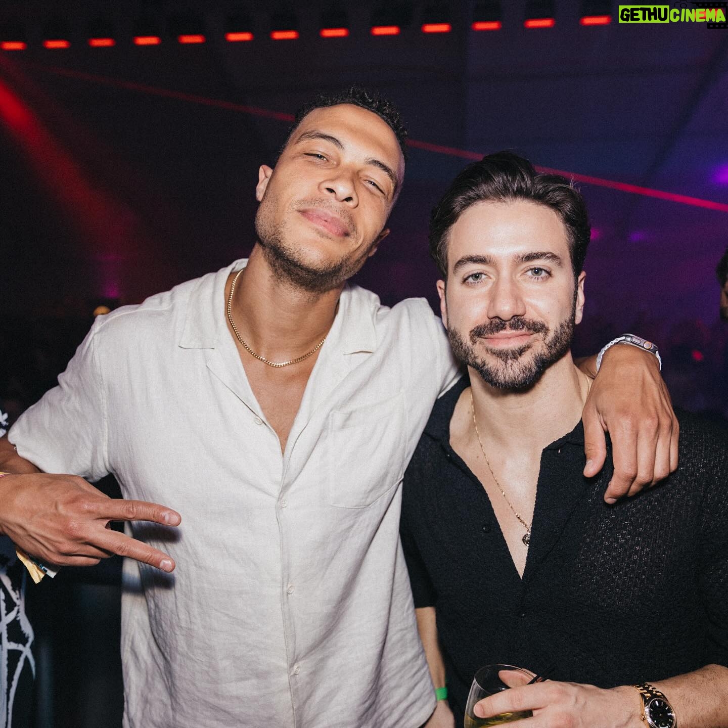Dale Moss - 3 Likes - Art Basel Photo Dump.
A time was definitely had!
#Miami #ArtBasel #Wellness #SouthBeach #Art #DaleMoss #GoodVibes #Friends #PhotoDump