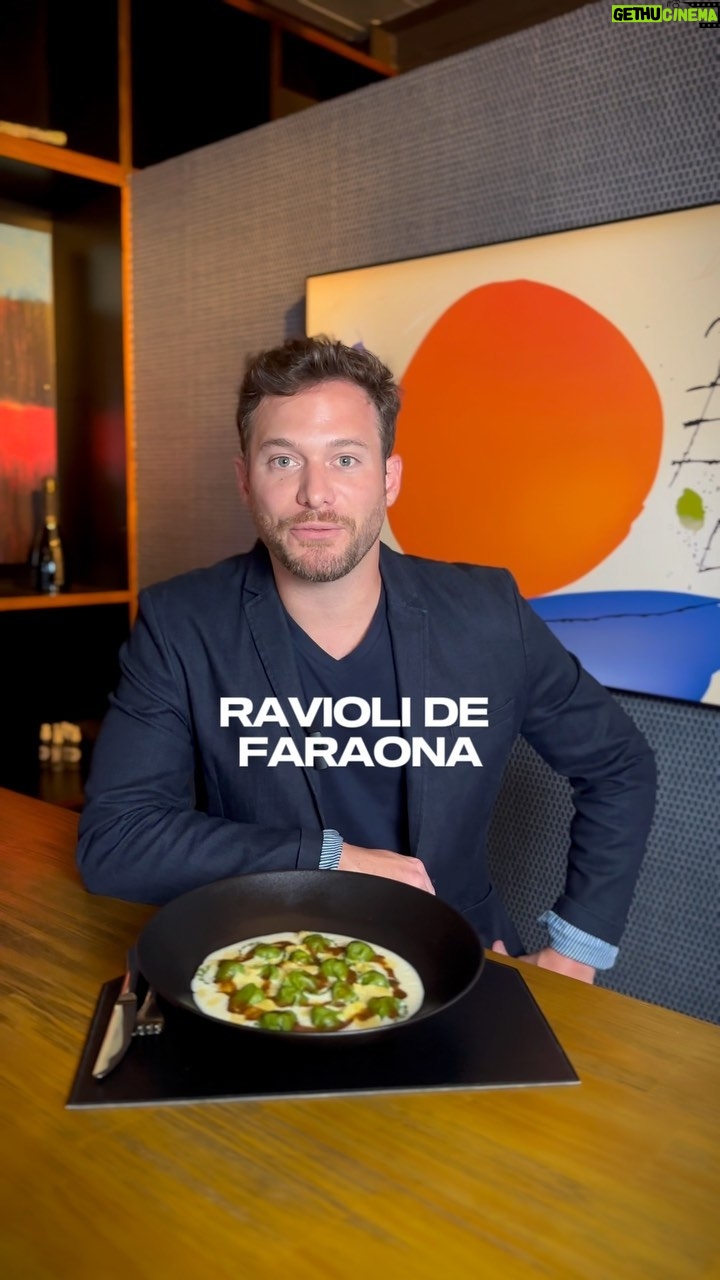 Dalton Rangel - 8K Likes - A dica de hoje do chef é o nosso RAVIOLI DE FARAONA 💚
Para os amantes da gastronomia italiana, o chef trouxe para o Miró esse prato autoral e muito saboroso.
São raviolis verdes recheados com galinha d’angola e fonduta de queijo taleggio 🐔🧀
Uma combinação pra lá de especial, venha provar e sentir todo esse sabor!
Abrimos às 19h e esperamos vocês! 🫶
#mirogastronomia #chefdaltonrangel #italianfood #ravioli #pasta #faraona #taleggio