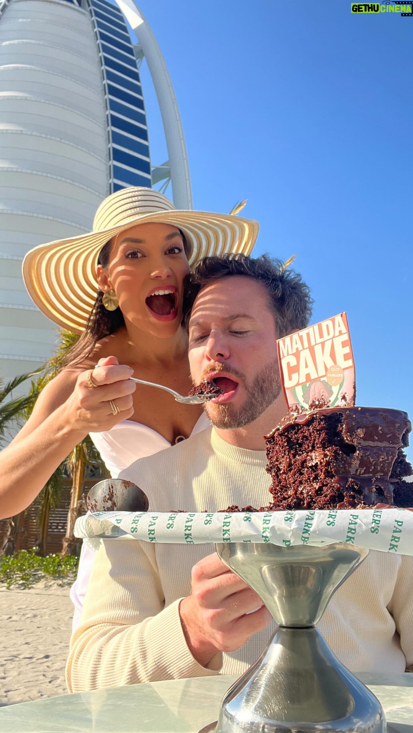 Dalton Rangel - 37.8K Likes - Quero saber duas coisas…. Já assistiu o filme da Matilda e a famosa cena do bolo de chocolate???? Aqui em Dubai ele é tão famoso que é servido assim! Assista o video para saber quanto pagamos essa delícia 😋! Ficou com vontade???? @parkers @daltonrangel