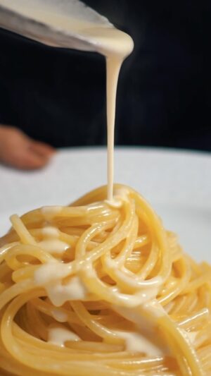 Dalton Rangel Instagram - Espaguete al Limone, já que para nós todo momento especial também merece uma receita especial. Quem concorda? 
Vamos para mais essa receitinha Delicia!!!

Espaguete al limone
Para o molho al limone - 
60 gr de Delícia 
1 ramo de manjericão (para perfumar o molho)
Pimenta do reino (um toque)
300 ml de creme de leite fresco
Raspas de 1 limão siciliano
50 gr que queijo parmesão ralado
Suco de 1/2 limão siciliano
Ajustar o sal
Modo de preparo do molho: 
1. Delícia na panela com manjericão. Deixar murchar o manjericão por 3 min em fogo médio.
2. Adicionar a pimenta do reino para perfumar, o creme de leite, as raspas de limão e queijo ralado. Mexer bem para incorporar o queijo.
3. Finalize com suco de limão siciliano e ajuste o sal.
4. Não deixe de provar antes de misturar a massa.

500 gr de espaguete
2 lt de água 
10 gr de sal

Modo de preparo
1. Leve a água para ferver.
2. Qdo fervendo, adicione o sal e a massa.
3. Deixe cozinhar pelo tempo indicado na embalagem.
4. Misture a massa com o molho quente e sirva imediatamente.