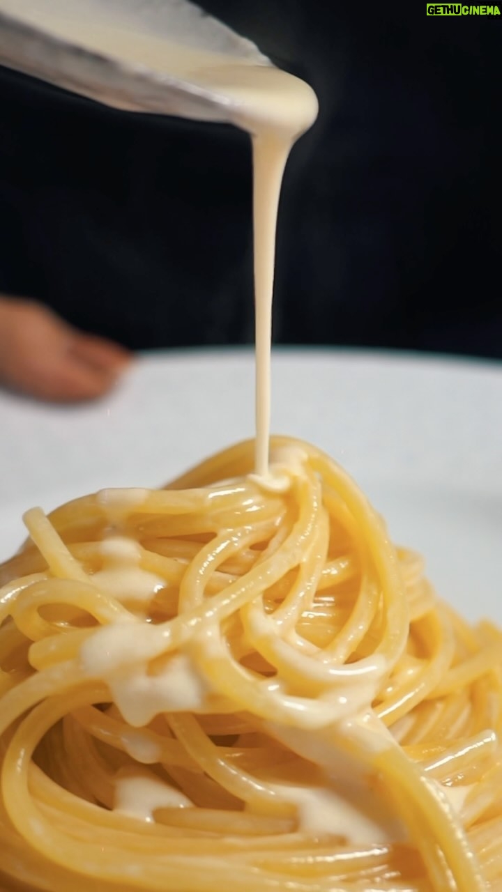 Dalton Rangel - 2.8K Likes - Espaguete al Limone, já que para nós todo momento especial também merece uma receita especial. Quem concorda?
Vamos para mais essa receitinha Delicia!!!
Espaguete al limone
Para o molho al limone -
60 gr de Delícia
1 ramo de manjericão (para perfumar o molho)
Pimenta do reino (um toque)
300 ml de creme de leite fresco
Raspas de 1 limão siciliano
50 gr que queijo parmesão ralado
Suco de 1/2 limão siciliano
Ajustar o sal
Modo de preparo do molho:
1. Delícia na panela com manjericão. Deixar murchar o manjericão por 3 min em fogo médio.
2. Adicionar a pimenta do reino para perfumar, o creme de leite, as raspas de limão e queijo ralado. Mexer bem para incorporar o queijo.
3. Finalize com suco de limão siciliano e ajuste o sal.
4. Não deixe de provar antes de misturar a massa.
500 gr de espaguete
2 lt de água
10 gr de sal
Modo de preparo
1. Leve a água para ferver.
2. Qdo fervendo, adicione o sal e a massa.
3. Deixe cozinhar pelo tempo indicado na embalagem.
4. Misture a massa com o molho quente e sirva imediatamente.
