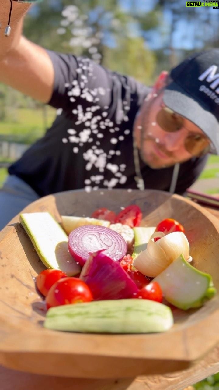 Dalton Rangel - 6.4K Likes - Essa é a vibe da fazenda Miró. E daqui saem os orgânicos direto para os pratos do restaurante.
O que saiu de bom? Receita de tosta de vegetais 👇🏼
Tomate 🍅
Abobrinha
Cebola 🧅
Manjericão
Azeite
Pimenta do reino
Pão tostado
Queijo parmesão
Tudo feito com na Brasa e com amor!