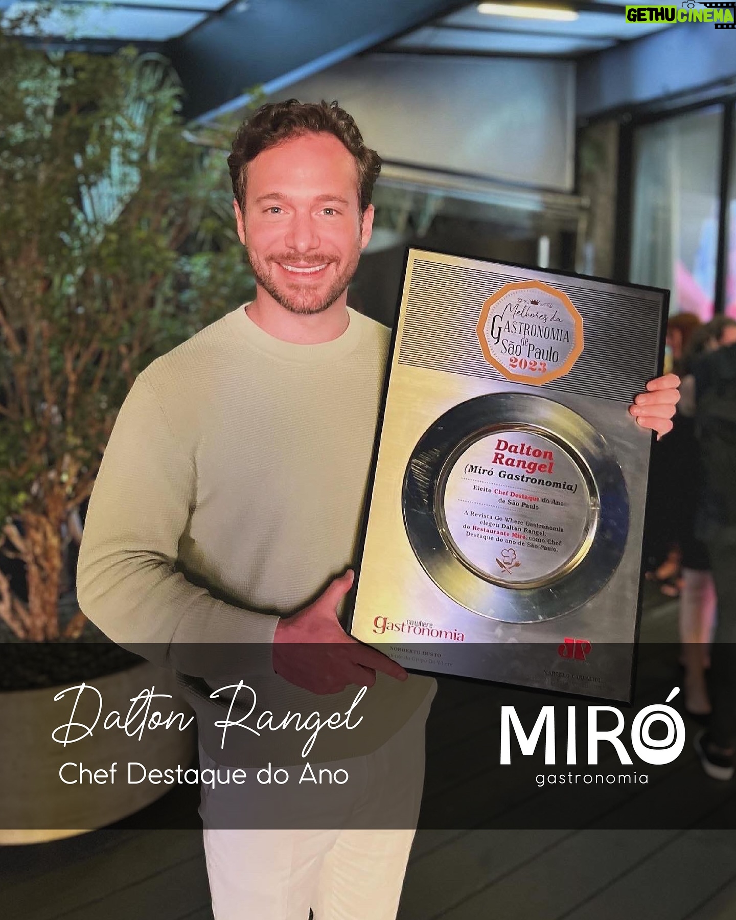 Dalton Rangel - 1.3K Likes - Nós temos um chef premiado! 👨🍳🍽
@daltonrangel foi eleito em 2023 o Chef Destaque do Ano pela Go Where, no Prêmio Melhores da Gastronomia de São Paulo.
Premiação que nos enche de orgulho, gratidão, reforça a nossa paixão pela gastronomia e valoriza o talento do nosso chef Dalton e de todo time do Miró! ❤
Em 2024 vamos seguir inovando e temperando tudo com muito amor, para oferecer sempre um menu diferenciado e a melhor experiência a cada um que vier nos visitar!
Estamos prontos para mais um ano incrível! Contamos com vocês! 💫🚀
#mirogastronomia #chefdaltonrangel #melhoresdagastronomia #premiacao #restaurante #gastronomiasp #saopaulo
