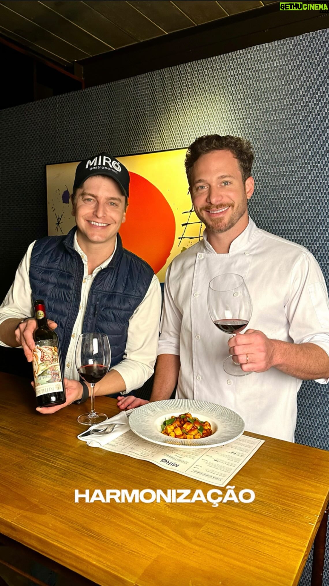 Dalton Rangel - 1K Likes - Vamos de harmonização? Hoje falaremos da combinação do Vinho Rosso Di Toscana Fratelli Bellini com um saboroso Nhoque All’Amatriciana do Miró! 🇮🇹🍷
Nhoque super levinho com bacon, molho pomodoro e manjericão, fica perfeito com este vinho delicioso e agradável na boca. 🤌😍
Te esperamos no Miró para provar essa e outras harmonizações!
Reservas no link da bio.
#mirogastronomia #harmonizacaodevinhos #italianfood #italia #toscana #rossoditoscana #nhoqueallamatriciana #nhoque #gnocchi #restaurante #chefdaltonrangel