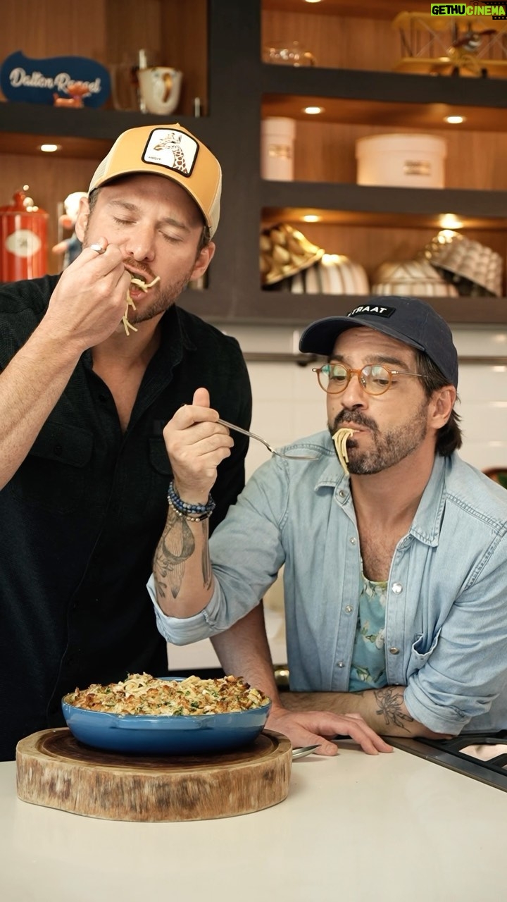 Dalton Rangel - 3.4K Likes - Chicken Alfredo com o Lucas! Essa receita foi adaptada para extrair o melhor dos sabores e texturas. Massa suculenta, deliciosa e com crocancia. Vamos aos ingredientes:
Chicken Alfredo
500 gr peito de frango
5 gr de curry
5 gr de páprica
30 ml de azeite
100 gr de bacon
100 gr de cogumelo paris
100 gr de alho porro
500 ml de creme de leite fresco
80 gr de parmesão
500 gr de espaguete
Sal (para ajustar o molho)
Sal (para cozinhar a massa)
100 gr de pão (picado)
20 gr de salsinha
20 ml de azeite