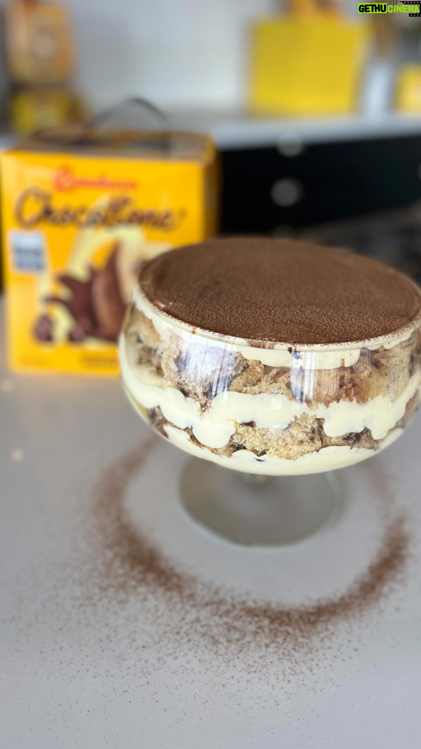 Dalton Rangel - 1.4K Likes - Tiramisu de Chocotone
Tiramisu
Para o creme passo 1
325g açúcar
250g de gema
90g de água
Modo de preparo: Em uma panela, aqueça a água e o açúcar a 120 graus.. misture nas gemas e leve para a batedeira por 5 minutos, até se tornar um creme volumoso e frio. (Reserve)
2- bata 200g de chantilly (pode ser creme de leite fresco ou industrializado)
3- Misture ocreamcheese (125g)
no chantilly suavemente e incorpore o creme (1) que já deve estar frio para não derreter o chantilly!
Montagem!
Faça um café coado e molhe as bolachas no café! Faça camadas como um pavê
E leve para a geladeira por pelo menos 2 horas antes de servir!
Peneire chocolate em pó em cima para decorar!