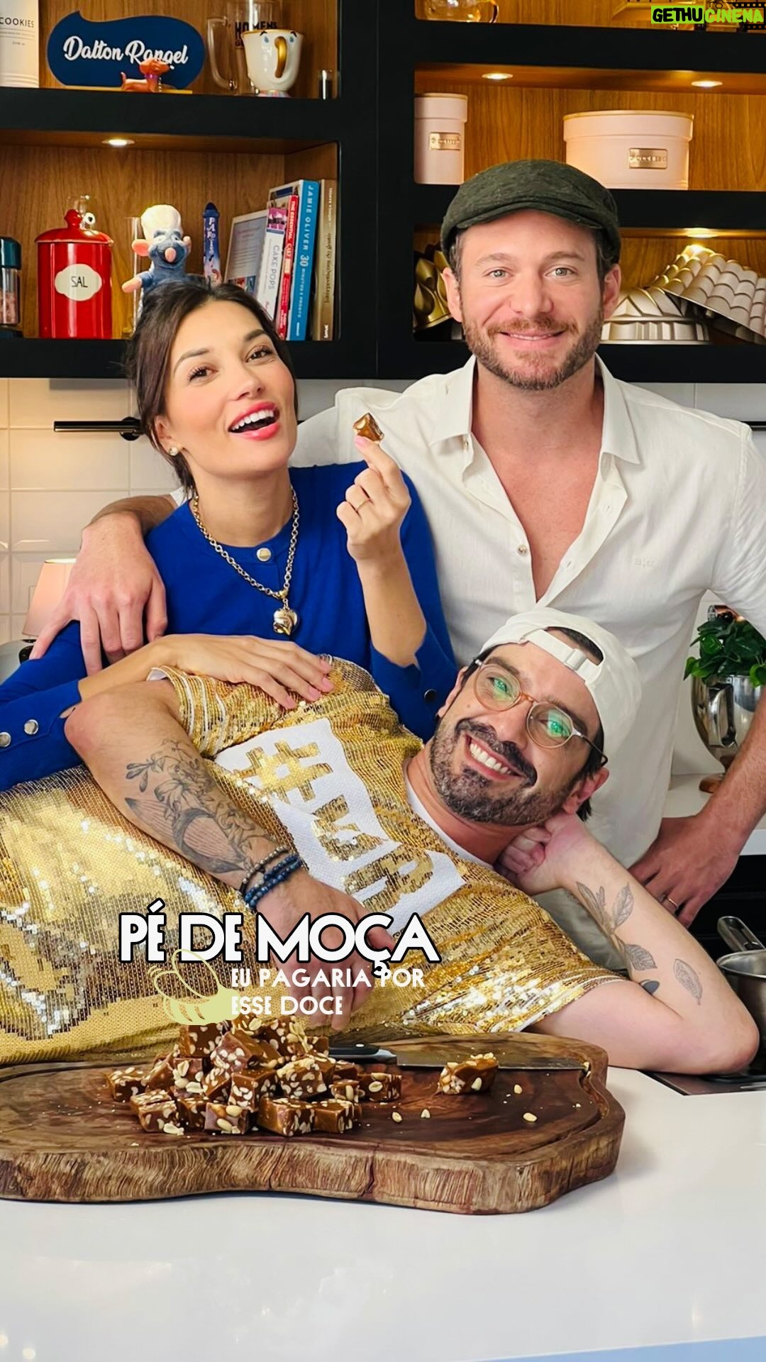 Dalton Rangel - 10.4K Likes - Com apenas 4 ingredientes, Pé de moça é uma receita tradicional que lembra @daltonrangel de sua mãe, a grande @chefmonicarangel !
Esse é o pé de “quem quiser”! A diferença dele é ser mais “puxa”, e dizemos isso deixando cozinhar até 98/100° na panela!
Aqui está a receita:
Pé de moça
1 xícara (chá) de açúcar
1 colher (sopa) de manteiga
1 xícara (chá) de amendoim torrado e sem pele
1 lata de leite condensado
Açúcar de confeitar (opcional)