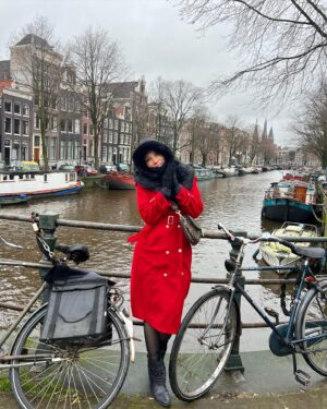 Dalton Rangel Instagram - Alguns momentos em Amsterdam em carrossel na Timeline. 
1. Passeando pelos canais
2. Nat cakes posando com as bikes
3. O melhor StroopWafle que provei na vida! 
4. Bar aleatório e cervejas maravilhosas 
5. Transporte público. O meio de transporte mais eficiente na Holanda
6. Queijo, queijo e queijo! São muitas lojas espalhadas pela cidade
7. Heineken Expirience é um show
8. Com amigos no Ciecones
9. Pulitzer’s Bar / super recomendo!
10. Quais são as probalidades de encontrar um amigo nas ruas de Amsterdã? Pois aconteceu! @cheflucascorazza ❤️