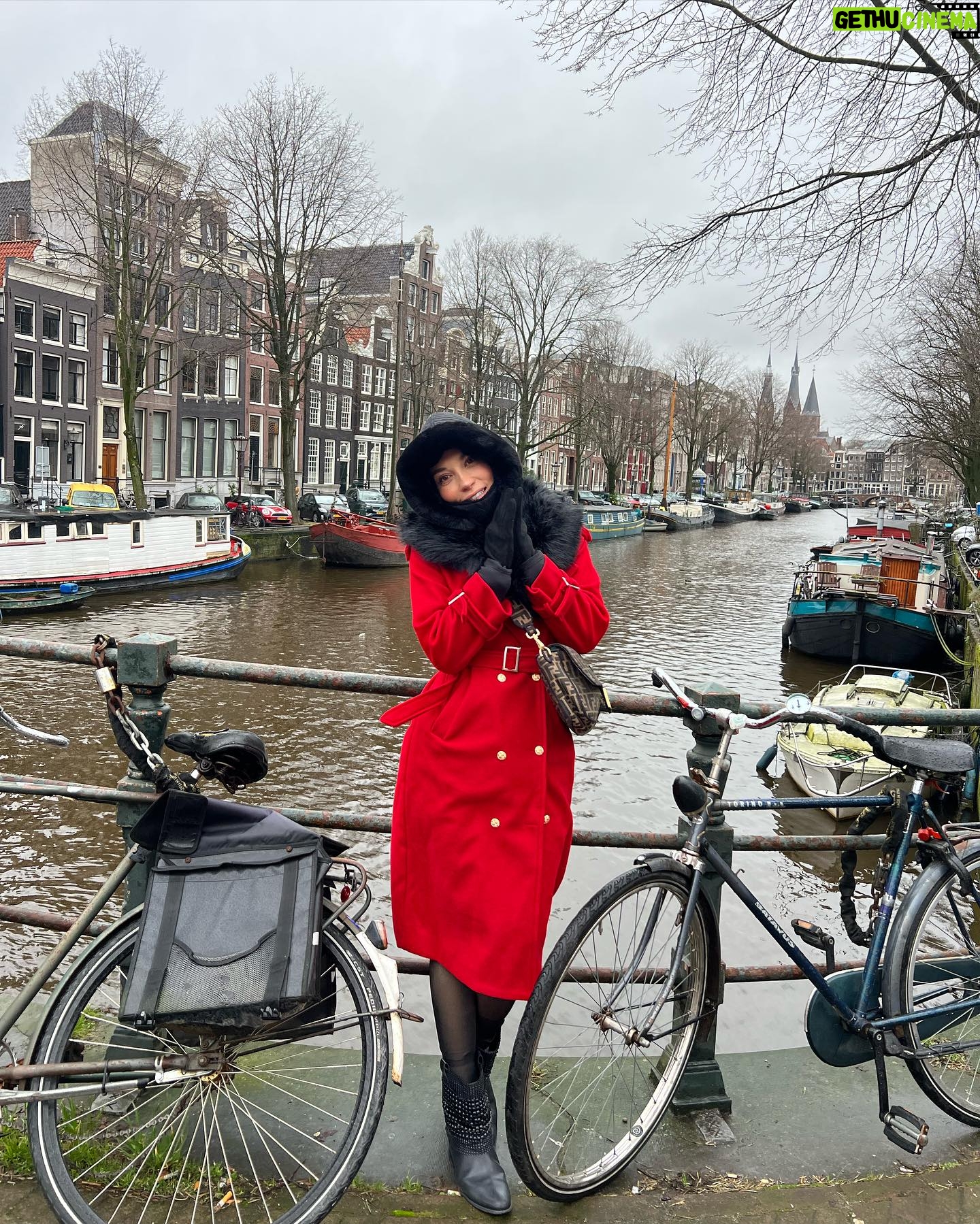 Dalton Rangel - 1.5K Likes - Alguns momentos em Amsterdam em carrossel na Timeline.
1. Passeando pelos canais
2. Nat cakes posando com as bikes
3. O melhor StroopWafle que provei na vida!
4. Bar aleatório e cervejas maravilhosas
5. Transporte público. O meio de transporte mais eficiente na Holanda
6. Queijo, queijo e queijo! São muitas lojas espalhadas pela cidade
7. Heineken Expirience é um show
8. Com amigos no Ciecones
9. Pulitzer’s Bar / super recomendo!
10. Quais são as probalidades de encontrar um amigo nas ruas de Amsterdã? Pois aconteceu! @cheflucascorazza ❤️