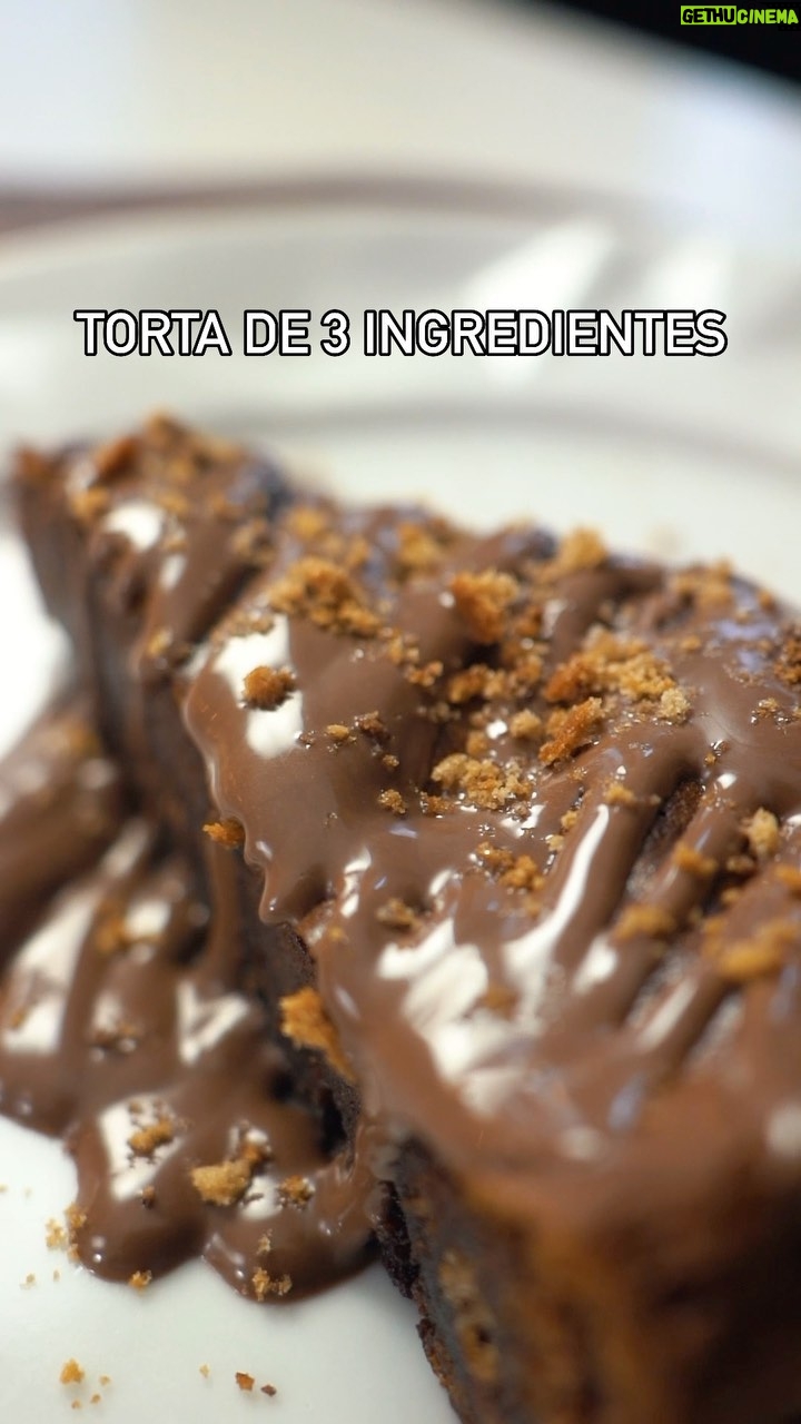 Dalton Rangel - 1K Likes - Torta de 3 ingredientes - Marque aqui quem vai fazer essa torta pra você!
4 ovos graúdos
200 gr de cookies
450 gr de nutella
Assar em forno a 150 graus por 25 minutos.
A assadeira que usei é de fundo removível de 20 cm.
Usei spray desmoldante.
Passei nutella por cima pra decorar
Morango bem fresquinho e chantilly ficam deliciosos com esta torta #ficaadica