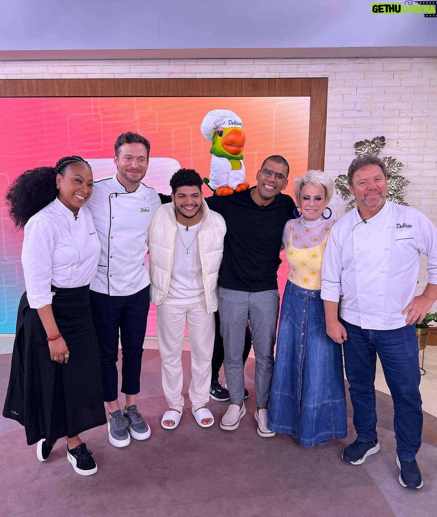 Dalton Rangel - 1.9K Likes - A Final do Que Delicia, consagrou Bruno, @preto_na_cozinha , como Campeão. Estou muito feliz com a realização dessa segunda edição, de um grande capítulo da minha vida! @delicia , foi uma temporada muito especial e como a Ana disse durante o programa, precisamos de uma nova edição, cheia de emoção e cremosidade 💙