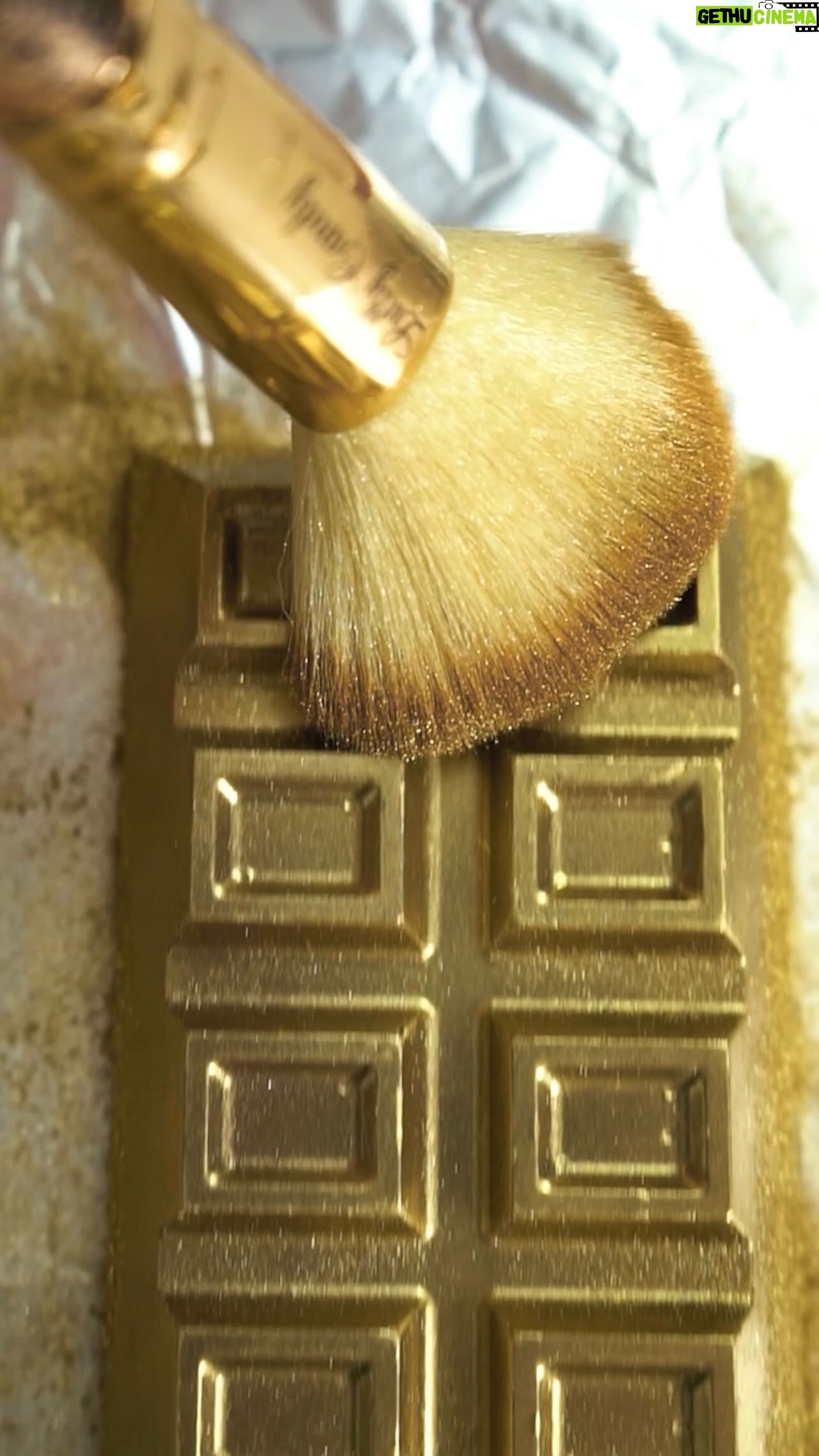 Dalton Rangel - 23.3K Likes - Para o Dia Internacional do Chocolate, eu preparei um vídeo especial provando que chocolate fica bom de todo jeito. Ainda mais quando tem @delicia, a única margarina do Brasil com creme de leite, que deixa as suas receitas ainda mais gostosas e cremosas. 💙
Qual é a sua preferida desse top 3?