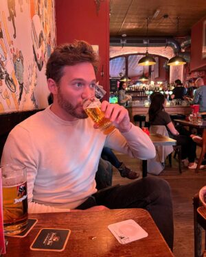 Dalton Rangel Instagram - Alguns momentos em Amsterdam em carrossel na Timeline. 
1. Passeando pelos canais
2. Nat cakes posando com as bikes
3. O melhor StroopWafle que provei na vida! 
4. Bar aleatório e cervejas maravilhosas 
5. Transporte público. O meio de transporte mais eficiente na Holanda
6. Queijo, queijo e queijo! São muitas lojas espalhadas pela cidade
7. Heineken Expirience é um show
8. Com amigos no Ciecones
9. Pulitzer’s Bar / super recomendo!
10. Quais são as probalidades de encontrar um amigo nas ruas de Amsterdã? Pois aconteceu! @cheflucascorazza ❤️