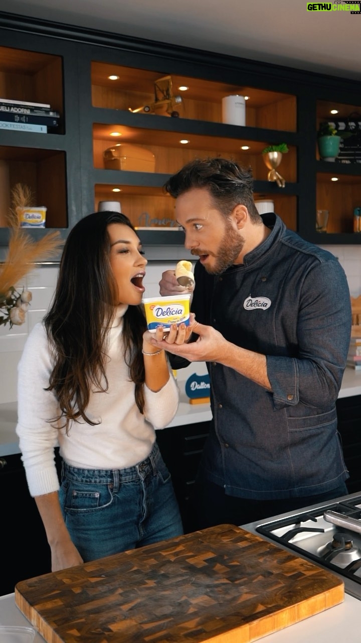 Dalton Rangel - 47.1K Likes - Preparei, junto com a @natcasagrandecakes ,um Espaguete al Limone, já que para nós todo momento especial também merece uma receita especial. Quem concorda?
Experimente Delícia, a única margarina do Brasil com creme de leite, na hora de cozinhar com quem você ama e deixe tudo mais gostoso. 💛 🍝
Espaguete al limone
Para o molho al limone -
60 gr de Delícia
1 ramo de manjericão (para perfumar o molho)
Pimenta do reino (um toque)
300 ml de creme de leite fresco
Raspas de 1 limão siciliano
50 gr que queijo parmesão ralado
Suco de 1/2 limão siciliano
Modo de preparo do molho:
1. Delícia na panela com manjericão. Deixar murchar o manjericão por 3 min em fogo médio.
2. Adicionar a pimenta do reino para perfumar, o creme de leite, as raspas de limão e queijo ralado. Mexer bem para incorporar o queijo.
3. Finalize com suco de limão siciliano e ajuste o sal.
4. Não deixe de provar antes de misturar a massa.
500 gr de espaguete
2 lt de água
10 gr de sal
Modo de preparo
1. Leve a agua para ferver.
2. Qdo fervendo, adicione o sal e a massa.
3. Deixe cozinhar pelo tempo indicado na embalagem.
4. Misture a massa com o molho quente e sirva imediatamente.