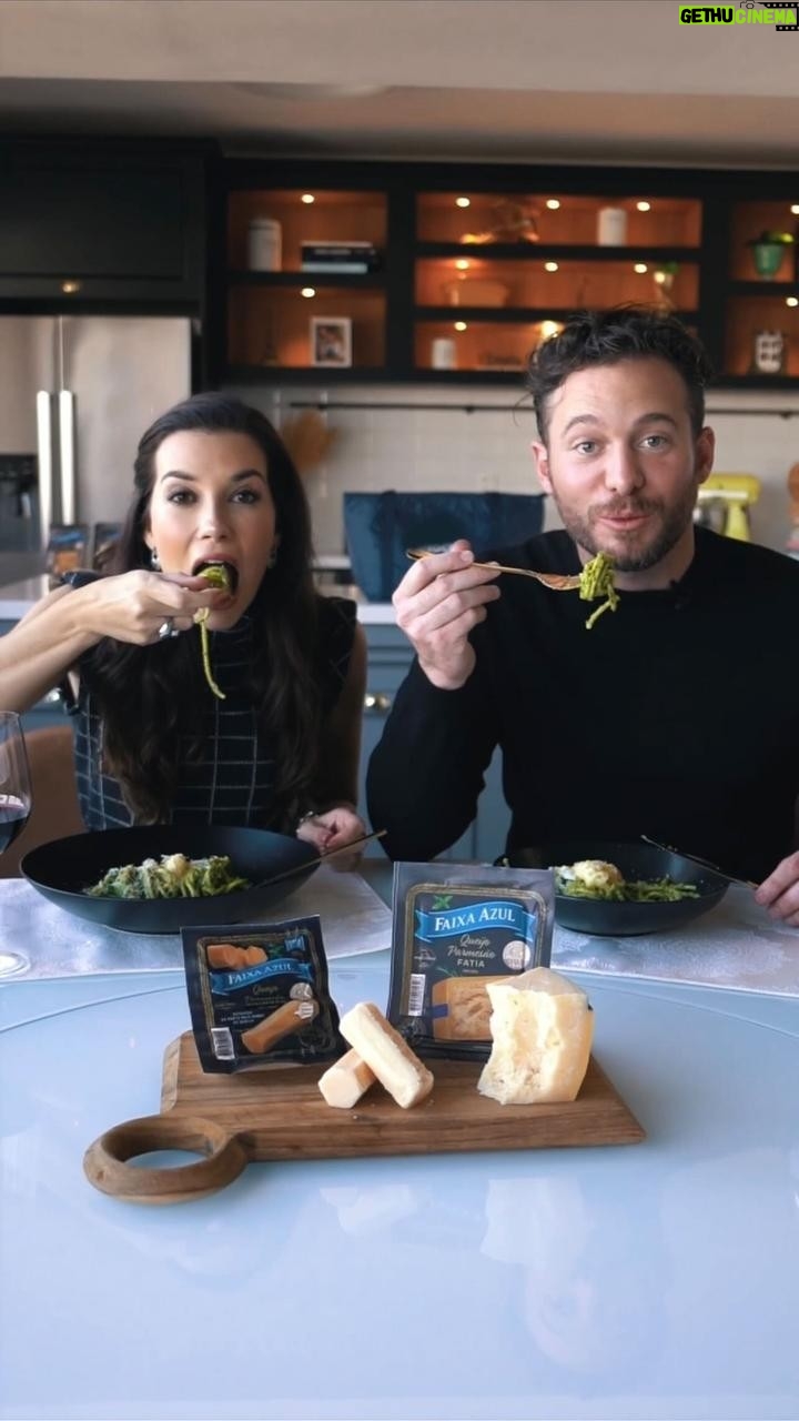 Dalton Rangel - 4.1K Likes - Hoje é Dia dos Namorados e quero tornar esse momento memorável pra minha amada @natcasagrandecakes . Preparei uma massa ao pesto de rúcula com parmesão e brie à convite @queijos_faixaazul , o queijo que não dispensa comentários.
Escolhi o Brie por ter um sabor delicado, textura cremosa, casca macia e branca e o parmesão possui mais de 80 anos de tradição e artesania, ele passa por um longo processo de maturação, até atingir sabor, textura e personalidade única, que faz até o Charlie querer um pedaço. Uma receita prática e deliciosa pra você surpreender quem você tanto ama com esse gesto de amor.
Receita pasta ao pesto -
1 maço de rúcula (passar por água quente por 30 segundos e dar um choque térmico)
50gr de nozes
1 dente de alho
100 ml de azeite
100 gr de parmesão faixa azul
500 gr de espaguete (cozinhar em água e sal)
50 gr de queijo brie faixa azul
Raspas de limão siciliano
Raspas de queijo parmesão faixa azul
#memoravelsempre #faixaazul #publicidade