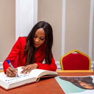 Dambisa Moyo Instagram - It was a privilege to speak at the @CambridgeUnion yesterday alongside @queens_college President @mohamed.el.erian. 

During our discussion, we covered a variety of topics, from the global economy and environmental trends to AI and geopolitics. I also had the opportunity to share some of my personal life experiences with the audience.

Thank you for having me, it was a pleasure to be there. 

📷 @NordinCatic

#DambisaMoyo #CambridgeUnion